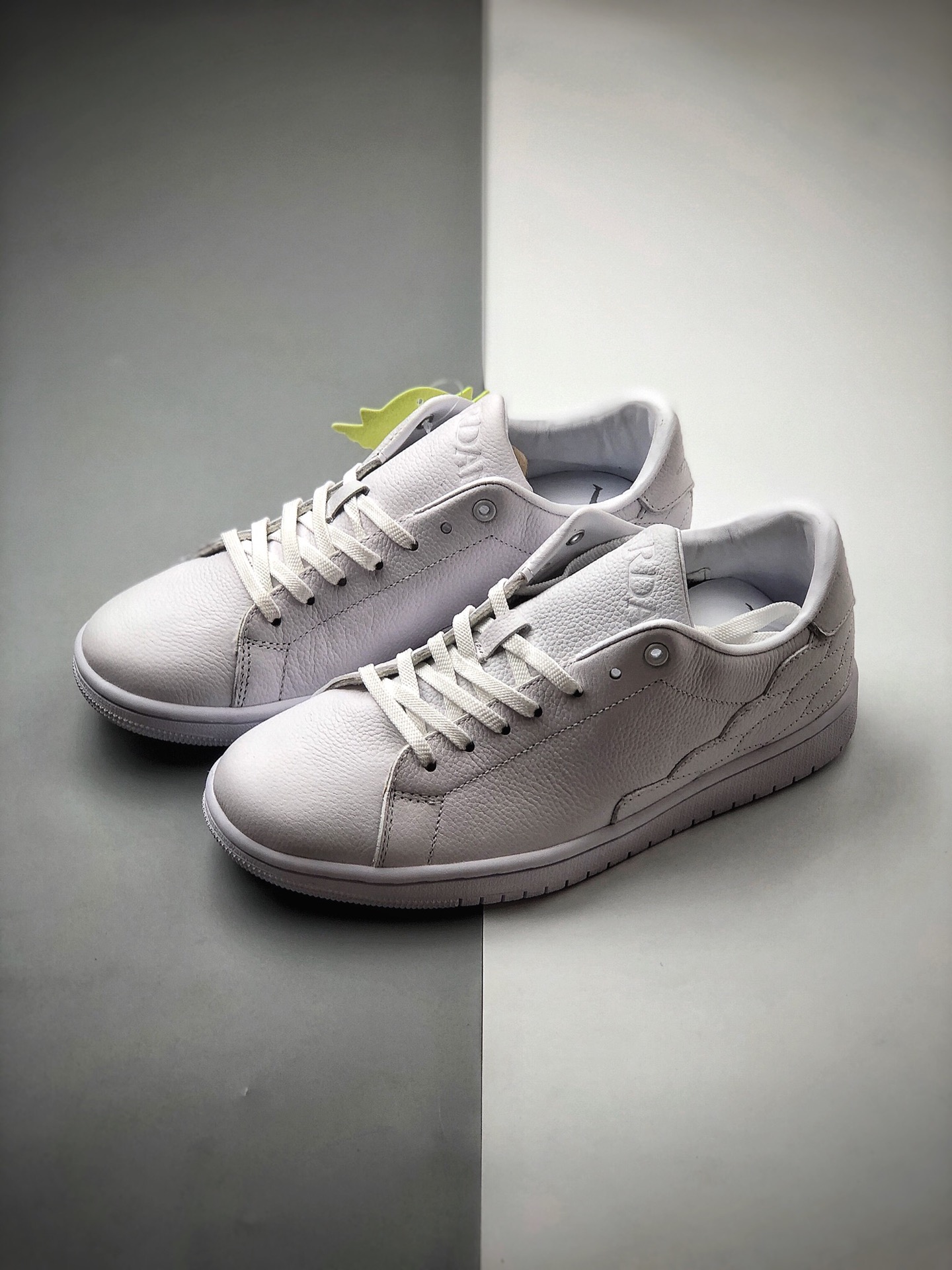 250 头层荔枝小牛皮 Air Jordan 1 Low Centre Court” 此前一直都是作为乔丹本人专属CK3022-111