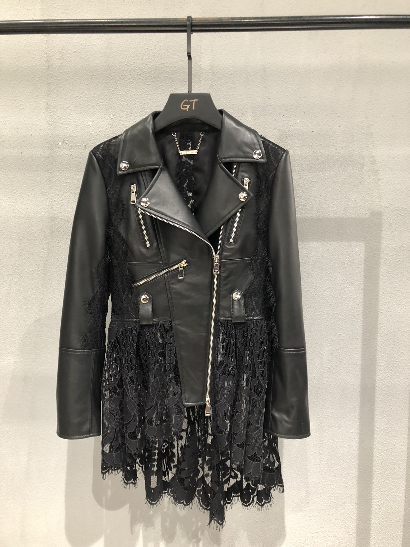 NO:721904,,McQueen long lace swallowtail sheepskin jacket, customized jade lace, very elegant, very beautiful upper body, S-Xxl, slim waist version., women's clothing, alexander mcqueen, jackets & coats, sheepskin,19860909,麦昆长蕾丝燕尾羊皮外套,定制婕毛蕾丝,很飘逸感,上身非常漂亮,S-Xxl,收腰修身版.,女装,alexander mcqueen,jackets & coats,sheepskin,,Women's clothing