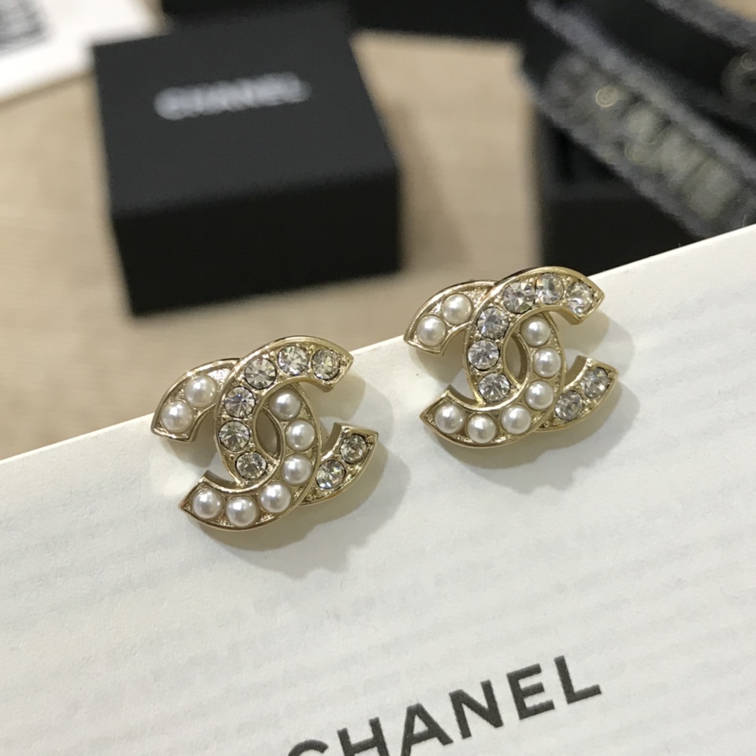 NO:104041,Ch@nel Simple textured pearls with Swarovski crystal shiny CC earrings. The little fat model looks so good. You must keep it yourself. Chanel earrings, chanel, swarovski19860909Ch@nel 简约质感珍珠搭配施华洛世奇水晶闪闪CC耳钉 小胖型的造型太好看了 绝对要自留,香奈儿耳钉,chanel,swarovski,Jewelry