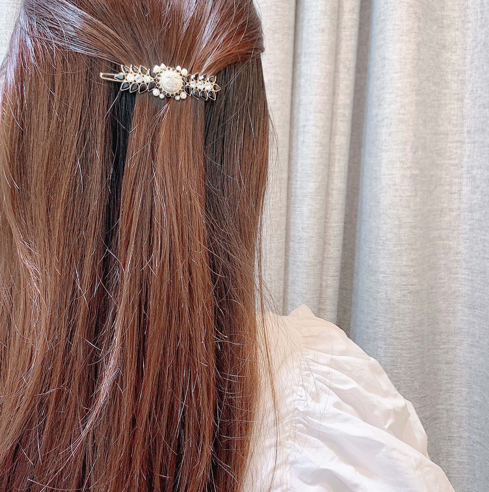 NO:101334,Ch@nel new crystal hairpin is indescribable high-end and eye-catching. The crystal inlaid diamonds combine with the brand's classic double C, and the light gold electroplating is full of high-end feeling!  Create a sense of outline and handsomeness, add points to the styling, and it is effortless to be fashionable!  chanel hairpins19860909Ch@nel 新款水晶发夹 说不出的高级和养眼 水晶镶嵌大小菱形结合品牌经典双C,浅金色电镀高级感满满！ 营造一种轮廓感、帅气 给造型大加分,时髦得毫不费力！,香奈儿发夹,chanel,hairpins,Jewelry