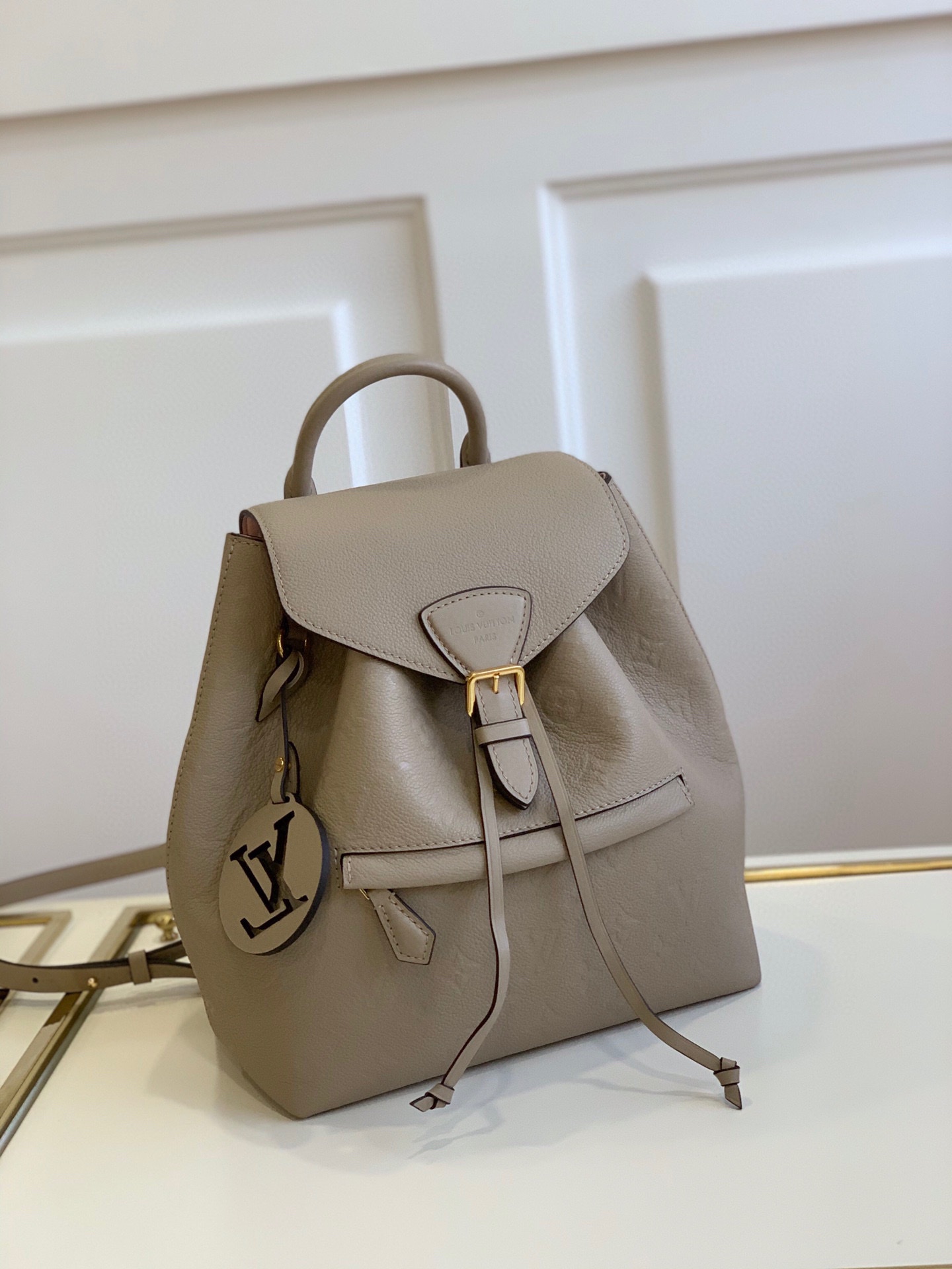 ?1994년에 처음 출시된 몽수리(Montsouris) M45410 그레이 백팩이 모노그램 앙프렝트(Monogram Empreinte) 엠보싱 가죽으로 새롭게 단장하고 빈티지 메탈 버클과 참 장식으로 포인트를 더했습니다. 지퍼가 달린 외부 포켓으로 소지품을 편리하게 보관할 수 있으며, 길이 조절이 가능한 어깨 스트랩으로 편안한 착용감을 제공합니다. 상세 정보: 27.5 x 33.0 x 14.0 cm (길이 x 높이 x 너비) ?980