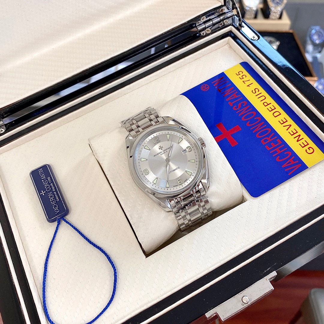 白 370 金 390 江斯丹顿三针（高品质）👬
品牌：江斯丹顿-Vachron Constantin
款式：男士腕表
机芯：自动机械机芯
尺寸：直径42mm 厚度11mm
材料：蓝宝石镜面
            316精钢壳套
底盖：透底
表带：316精钢表带
表扣：折叠扣