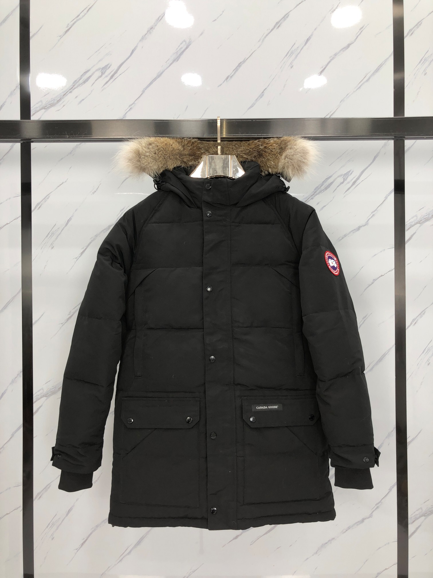 出厂价💰440
款式:🇨🇦🇨🇦CANADA GOOSE/30款/男款
颜色:黑色
工厂直供:供应全球代购.微商.实体.天猫.高端档口以及工作室合作,可免费代发!
加拿大鹅Emory派克大衣30款男款,新款,远征08款的后续精典爆款,南北极科考队等都选择加拿大鹅作为御寒装,羽绒服界的劳斯莱斯。
➖ 行业领先防伪芯片感应。
➖ 进口百灵达绣花机定制绣花标,最高级别超行业领先。
➖ 进口韩国21支涤棉混纺原厂面料,TC85防水涂层面料,放水防风且耐磨。
➖ 新国标80白鸭绒平均充绒520克.充绒量行业级领先。
➖ 100%尼龙nylon里布双重双层封禁设计,防止跑绒,袖口无缝螺纹设计!
➖ 加拿大西部青狼毛领。
➖ 吉田YKK客供原厂定制电镀拉头,YKK双向可锁定拉链,紧实顺滑不掉漆。
➖ 3M复合魔术贴经久耐用,辅料五金全部拆版定做。
注:我们文案只有简单明了,与其想看吹嘘文案不如拿样对比了解。
只为最纯粹的大鹅,最专注·最专业·最高品质·最高性价比!
SIZE:S-XXL【附尺码表】