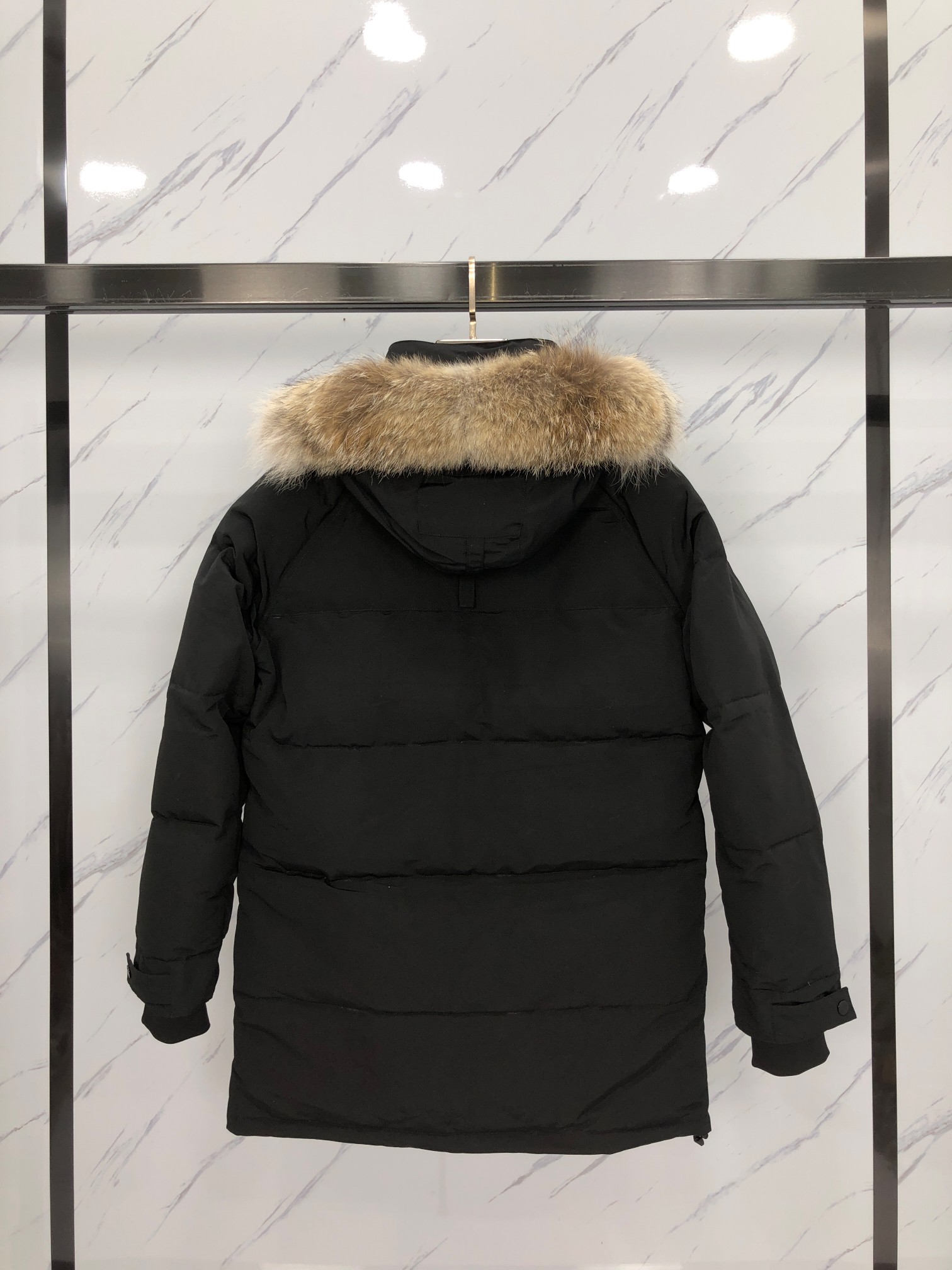 出厂价💰440
款式:🇨🇦🇨🇦CANADA GOOSE/30款/男款
颜色:黑色
工厂直供:供应全球代购.微商.实体.天猫.高端档口以及工作室合作,可免费代发!
加拿大鹅Emory派克大衣30款男款,新款,远征08款的后续精典爆款,南北极科考队等都选择加拿大鹅作为御寒装,羽绒服界的劳斯莱斯。
➖ 行业领先防伪芯片感应。
➖ 进口百灵达绣花机定制绣花标,最高级别超行业领先。
➖ 进口韩国21支涤棉混纺原厂面料,TC85防水涂层面料,放水防风且耐磨。
➖ 新国标80白鸭绒平均充绒520克.充绒量行业级领先。
➖ 100%尼龙nylon里布双重双层封禁设计,防止跑绒,袖口无缝螺纹设计!
➖ 加拿大西部青狼毛领。
➖ 吉田YKK客供原厂定制电镀拉头,YKK双向可锁定拉链,紧实顺滑不掉漆。
➖ 3M复合魔术贴经久耐用,辅料五金全部拆版定做。
注:我们文案只有简单明了,与其想看吹嘘文案不如拿样对比了解。
只为最纯粹的大鹅,最专注·最专业·最高品质·最高性价比!
SIZE:S-XXL【附尺码表】