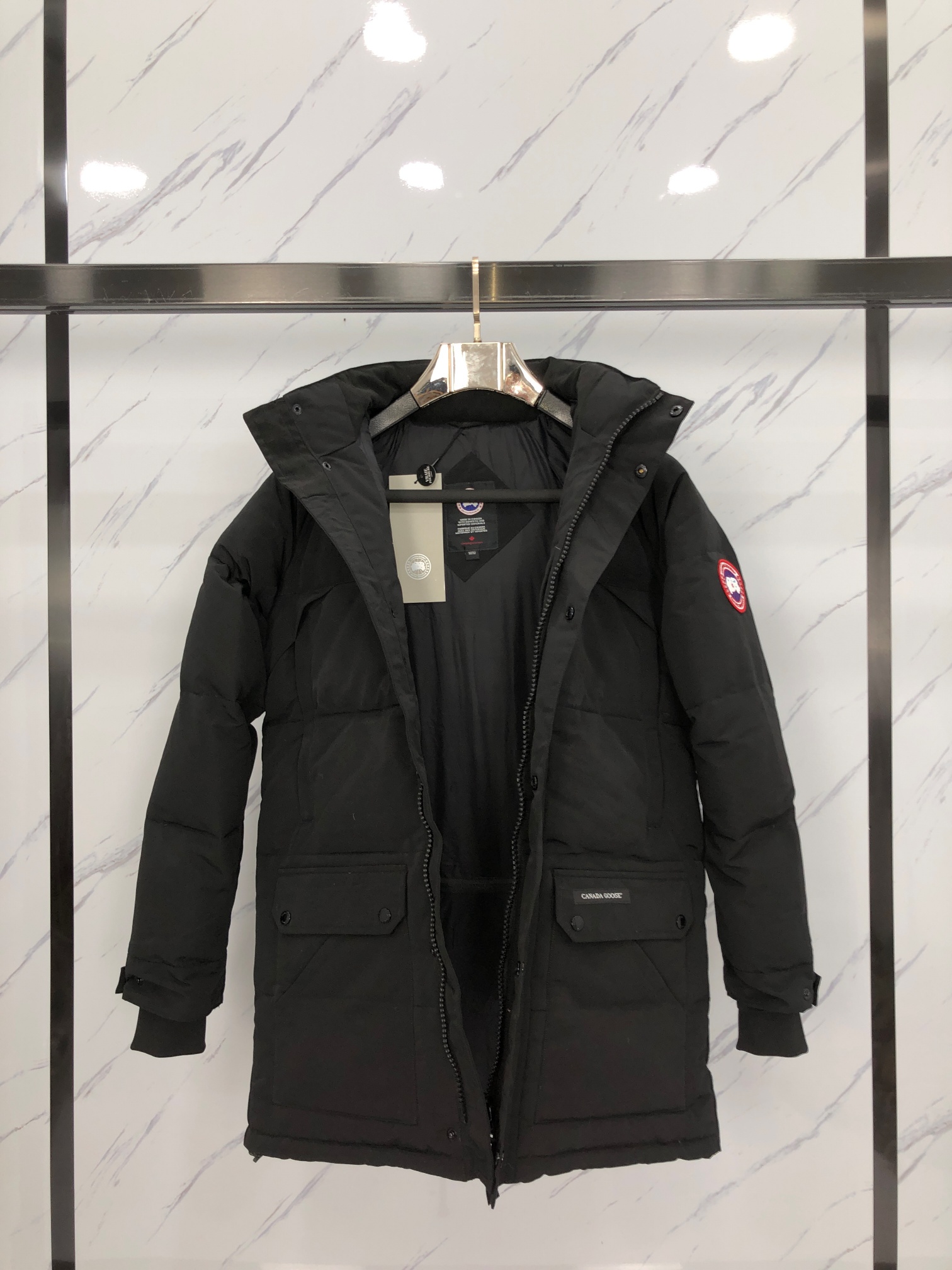 出厂价💰440
款式:🇨🇦🇨🇦CANADA GOOSE/30款/男款
颜色:黑色
工厂直供:供应全球代购.微商.实体.天猫.高端档口以及工作室合作,可免费代发!
加拿大鹅Emory派克大衣30款男款,新款,远征08款的后续精典爆款,南北极科考队等都选择加拿大鹅作为御寒装,羽绒服界的劳斯莱斯。
➖ 行业领先防伪芯片感应。
➖ 进口百灵达绣花机定制绣花标,最高级别超行业领先。
➖ 进口韩国21支涤棉混纺原厂面料,TC85防水涂层面料,放水防风且耐磨。
➖ 新国标80白鸭绒平均充绒520克.充绒量行业级领先。
➖ 100%尼龙nylon里布双重双层封禁设计,防止跑绒,袖口无缝螺纹设计!
➖ 加拿大西部青狼毛领。
➖ 吉田YKK客供原厂定制电镀拉头,YKK双向可锁定拉链,紧实顺滑不掉漆。
➖ 3M复合魔术贴经久耐用,辅料五金全部拆版定做。
注:我们文案只有简单明了,与其想看吹嘘文案不如拿样对比了解。
只为最纯粹的大鹅,最专注·最专业·最高品质·最高性价比!
SIZE:S-XXL【附尺码表】