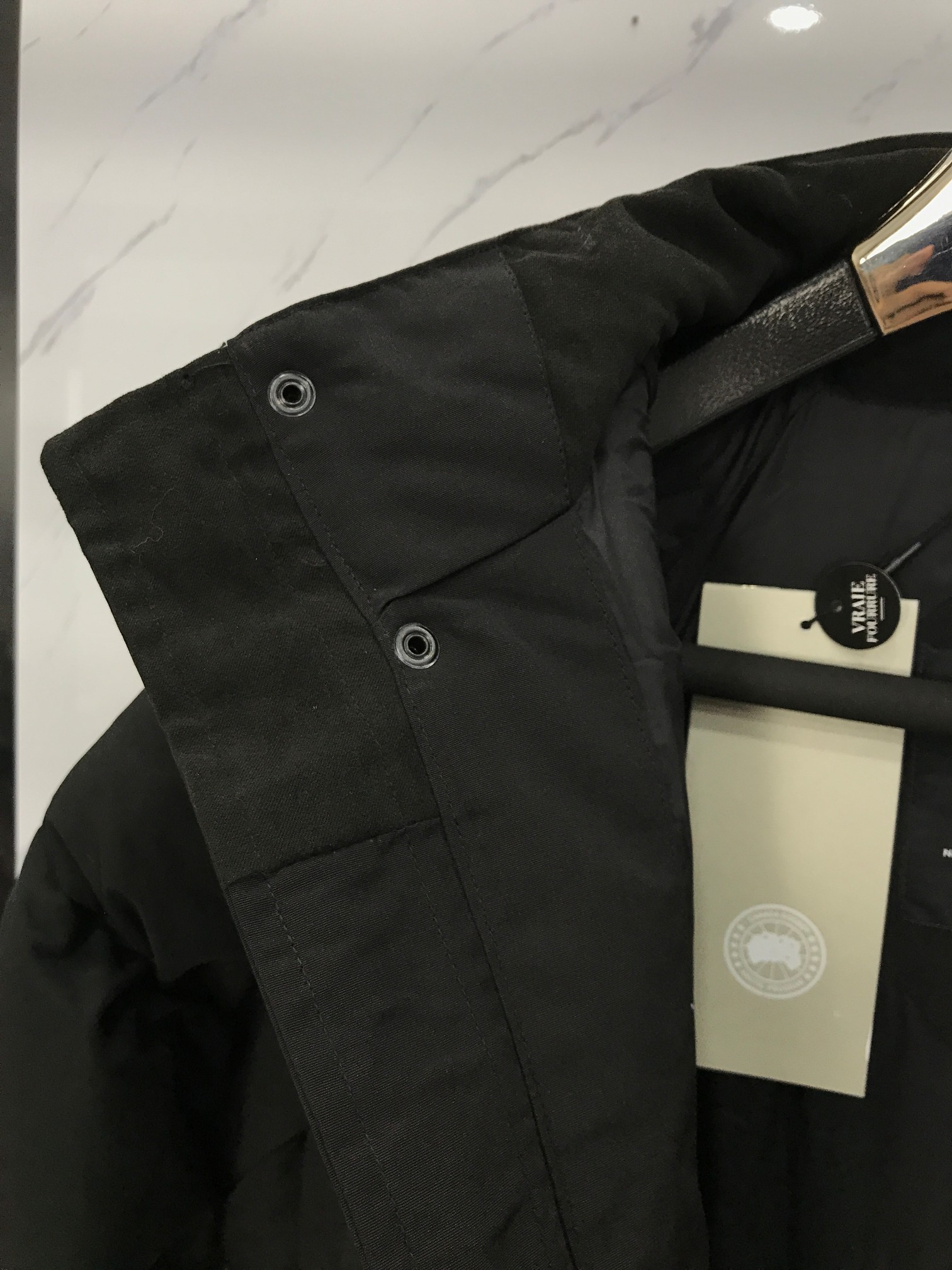 出厂价💰440
款式:🇨🇦🇨🇦CANADA GOOSE/30款/男款
颜色:黑色
工厂直供:供应全球代购.微商.实体.天猫.高端档口以及工作室合作,可免费代发!
加拿大鹅Emory派克大衣30款男款,新款,远征08款的后续精典爆款,南北极科考队等都选择加拿大鹅作为御寒装,羽绒服界的劳斯莱斯。
➖ 行业领先防伪芯片感应。
➖ 进口百灵达绣花机定制绣花标,最高级别超行业领先。
➖ 进口韩国21支涤棉混纺原厂面料,TC85防水涂层面料,放水防风且耐磨。
➖ 新国标80白鸭绒平均充绒520克.充绒量行业级领先。
➖ 100%尼龙nylon里布双重双层封禁设计,防止跑绒,袖口无缝螺纹设计!
➖ 加拿大西部青狼毛领。
➖ 吉田YKK客供原厂定制电镀拉头,YKK双向可锁定拉链,紧实顺滑不掉漆。
➖ 3M复合魔术贴经久耐用,辅料五金全部拆版定做。
注:我们文案只有简单明了,与其想看吹嘘文案不如拿样对比了解。
只为最纯粹的大鹅,最专注·最专业·最高品质·最高性价比!
SIZE:S-XXL【附尺码表】