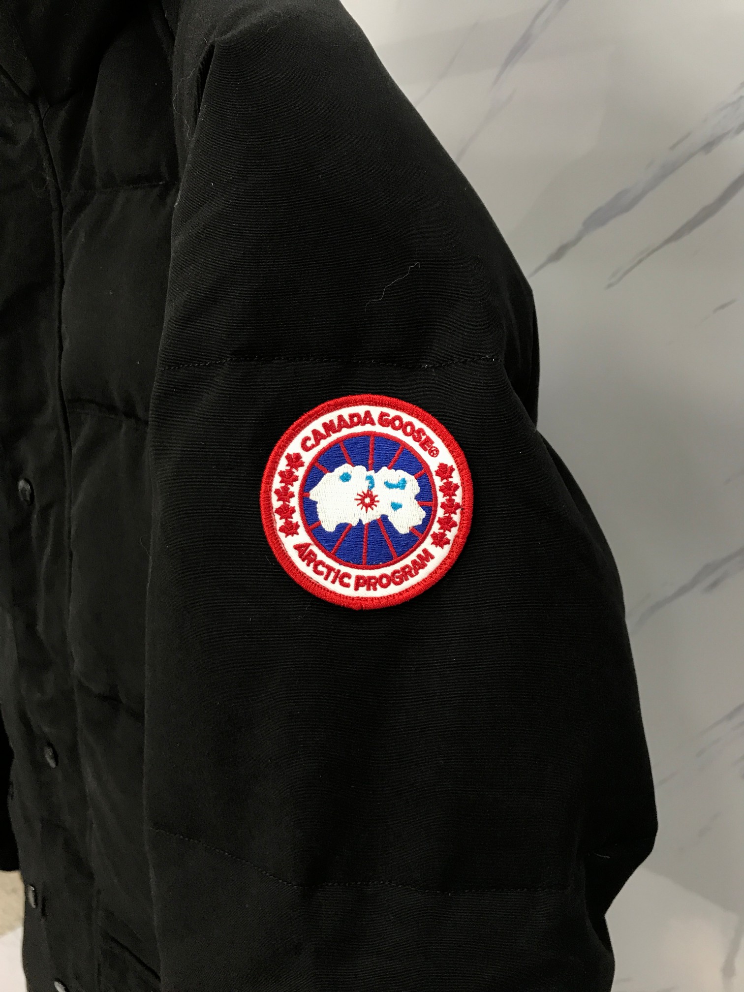 出厂价💰440
款式:🇨🇦🇨🇦CANADA GOOSE/30款/男款
颜色:黑色
工厂直供:供应全球代购.微商.实体.天猫.高端档口以及工作室合作,可免费代发!
加拿大鹅Emory派克大衣30款男款,新款,远征08款的后续精典爆款,南北极科考队等都选择加拿大鹅作为御寒装,羽绒服界的劳斯莱斯。
➖ 行业领先防伪芯片感应。
➖ 进口百灵达绣花机定制绣花标,最高级别超行业领先。
➖ 进口韩国21支涤棉混纺原厂面料,TC85防水涂层面料,放水防风且耐磨。
➖ 新国标80白鸭绒平均充绒520克.充绒量行业级领先。
➖ 100%尼龙nylon里布双重双层封禁设计,防止跑绒,袖口无缝螺纹设计!
➖ 加拿大西部青狼毛领。
➖ 吉田YKK客供原厂定制电镀拉头,YKK双向可锁定拉链,紧实顺滑不掉漆。
➖ 3M复合魔术贴经久耐用,辅料五金全部拆版定做。
注:我们文案只有简单明了,与其想看吹嘘文案不如拿样对比了解。
只为最纯粹的大鹅,最专注·最专业·最高品质·最高性价比!
SIZE:S-XXL【附尺码表】
