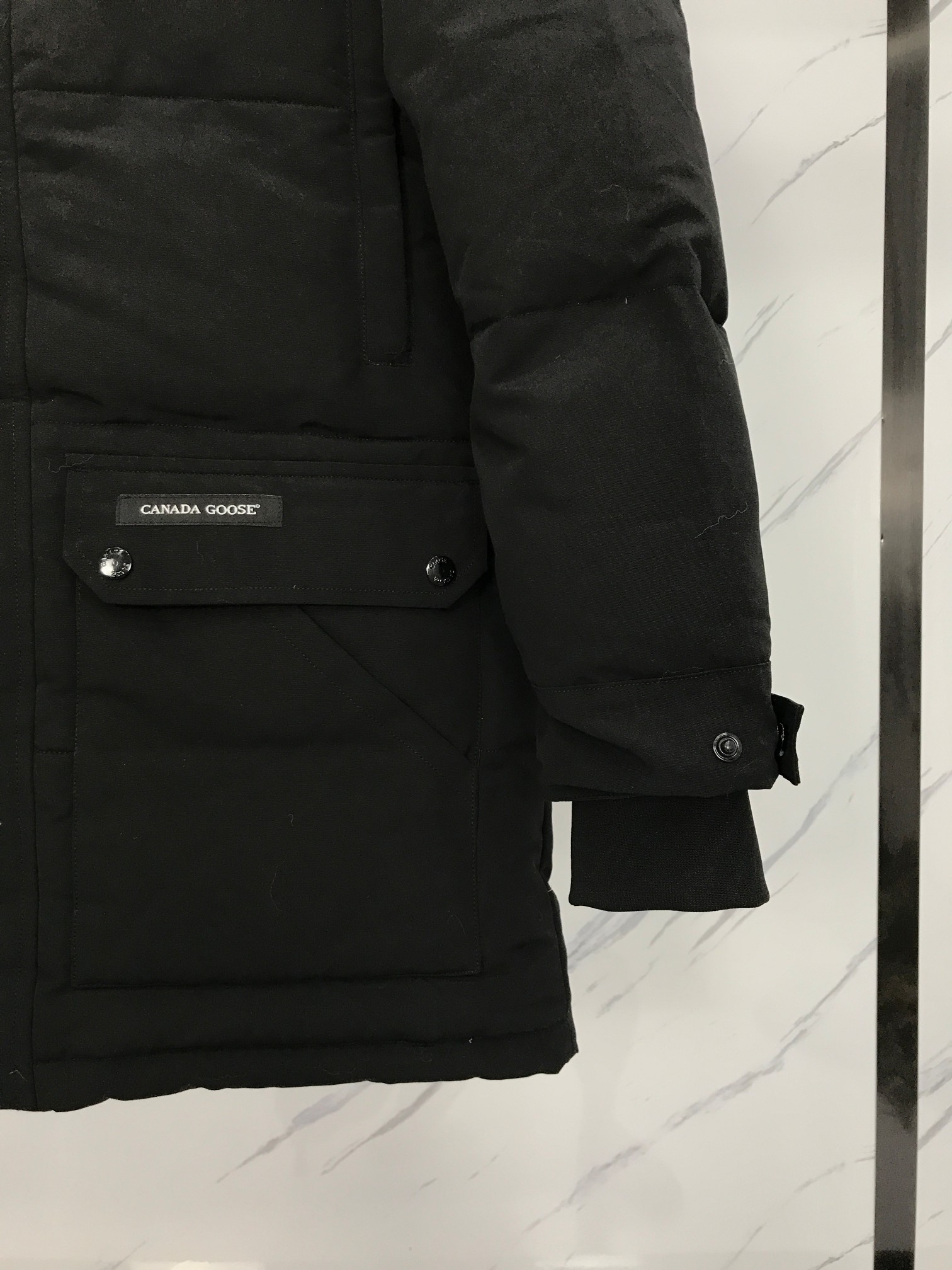出厂价💰440
款式:🇨🇦🇨🇦CANADA GOOSE/30款/男款
颜色:黑色
工厂直供:供应全球代购.微商.实体.天猫.高端档口以及工作室合作,可免费代发!
加拿大鹅Emory派克大衣30款男款,新款,远征08款的后续精典爆款,南北极科考队等都选择加拿大鹅作为御寒装,羽绒服界的劳斯莱斯。
➖ 行业领先防伪芯片感应。
➖ 进口百灵达绣花机定制绣花标,最高级别超行业领先。
➖ 进口韩国21支涤棉混纺原厂面料,TC85防水涂层面料,放水防风且耐磨。
➖ 新国标80白鸭绒平均充绒520克.充绒量行业级领先。
➖ 100%尼龙nylon里布双重双层封禁设计,防止跑绒,袖口无缝螺纹设计!
➖ 加拿大西部青狼毛领。
➖ 吉田YKK客供原厂定制电镀拉头,YKK双向可锁定拉链,紧实顺滑不掉漆。
➖ 3M复合魔术贴经久耐用,辅料五金全部拆版定做。
注:我们文案只有简单明了,与其想看吹嘘文案不如拿样对比了解。
只为最纯粹的大鹅,最专注·最专业·最高品质·最高性价比!
SIZE:S-XXL【附尺码表】