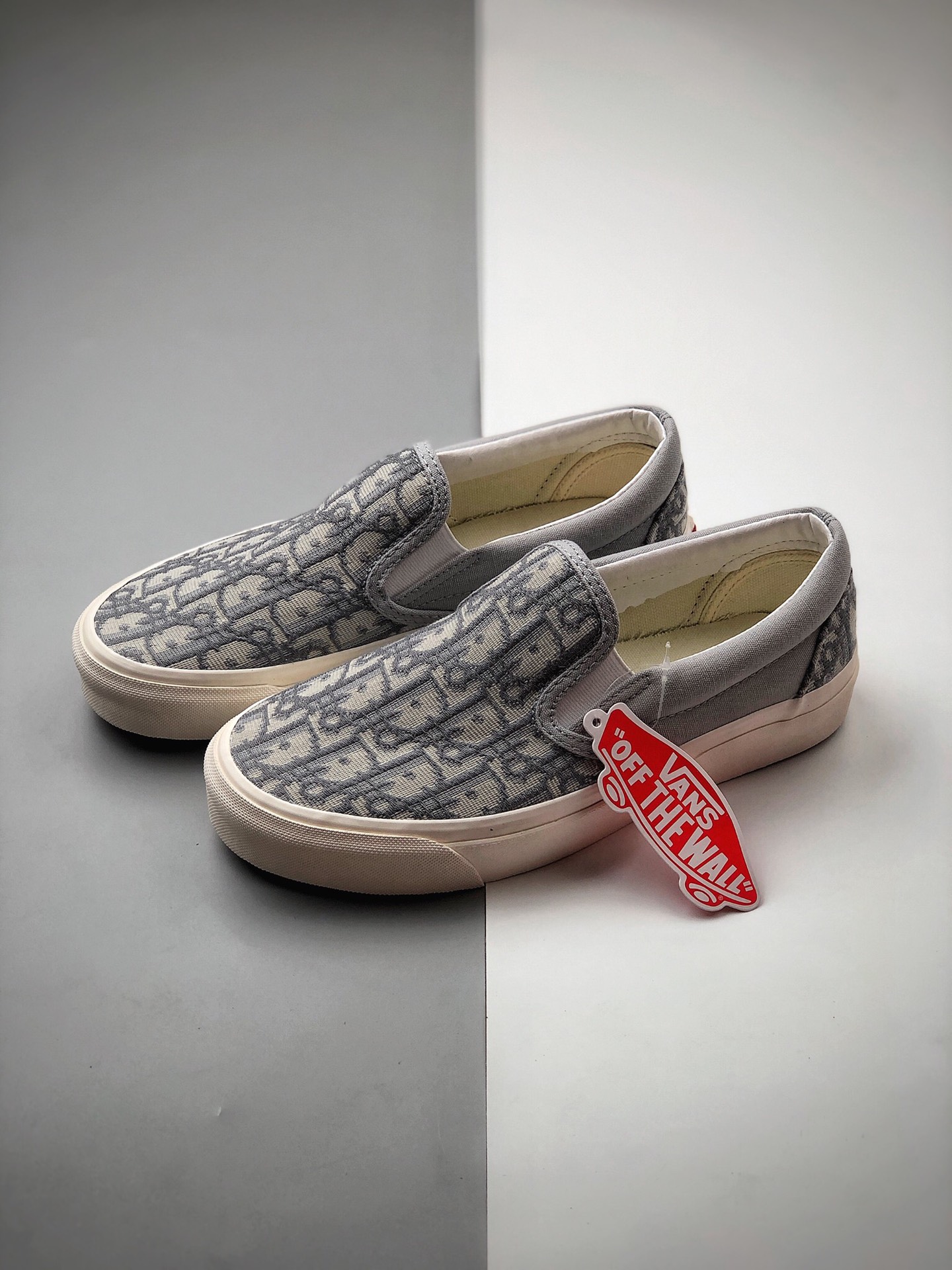 140  Dior x Vans Classic Slip-On 联名款一脚蹬懒人套 VN0A4U386RV