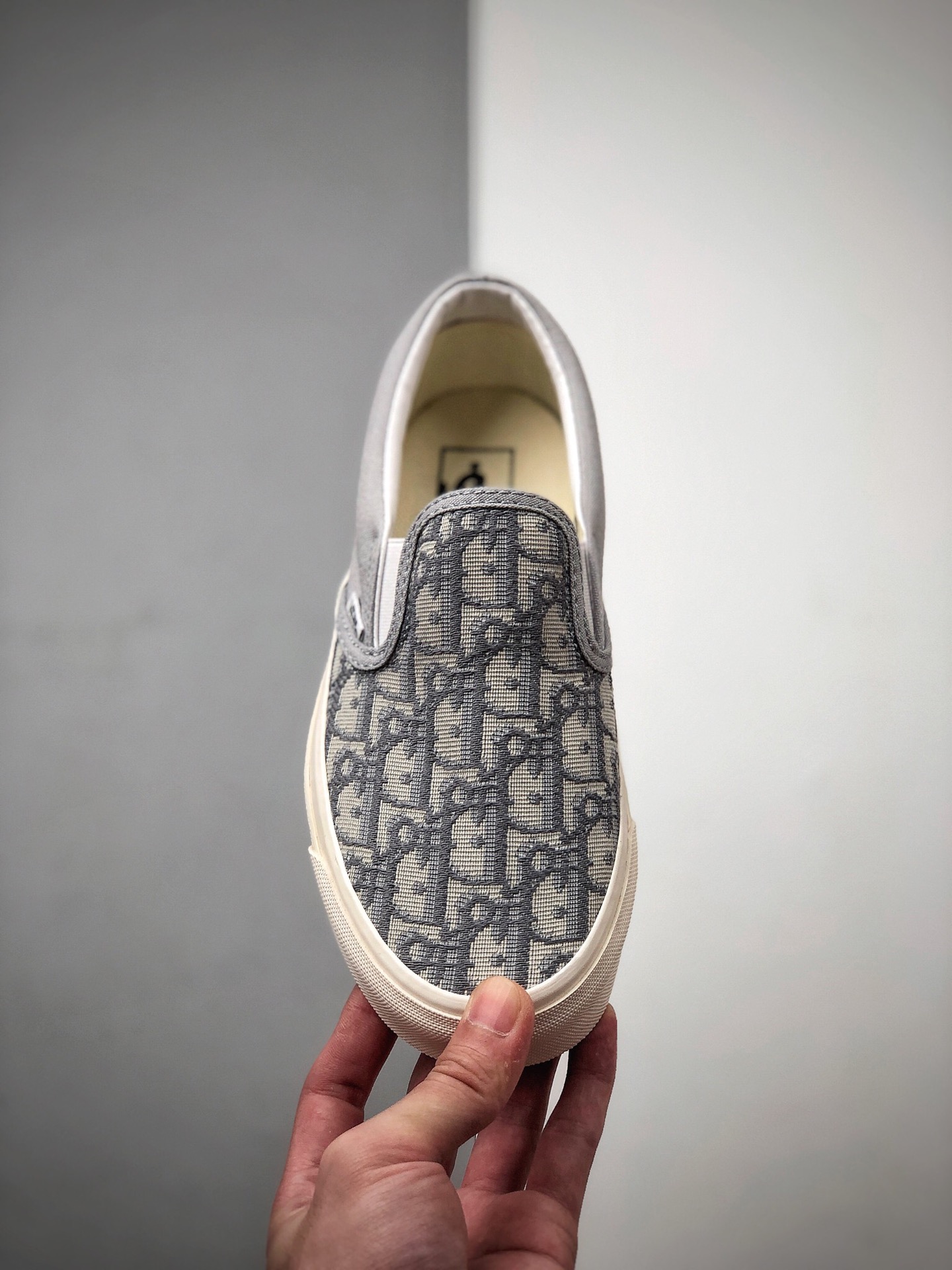 140  Dior x Vans Classic Slip-On 联名款一脚蹬懒人套 VN0A4U386RV