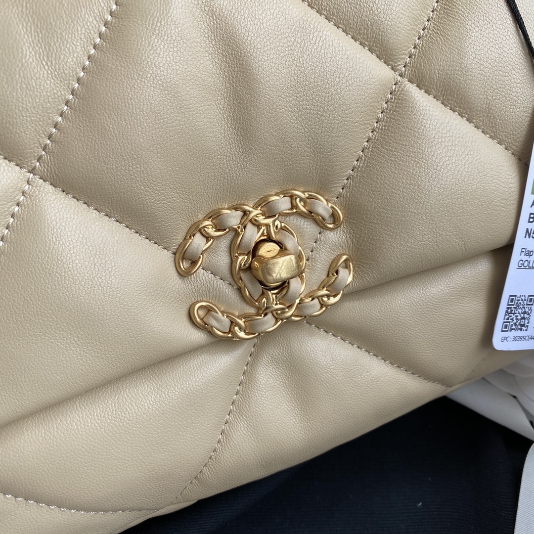 Chanel 小香秋冬19Bag 结合一切 的枕头包这款包是Karl Lagerfeld和新任总监Virginie Viard一起设计的