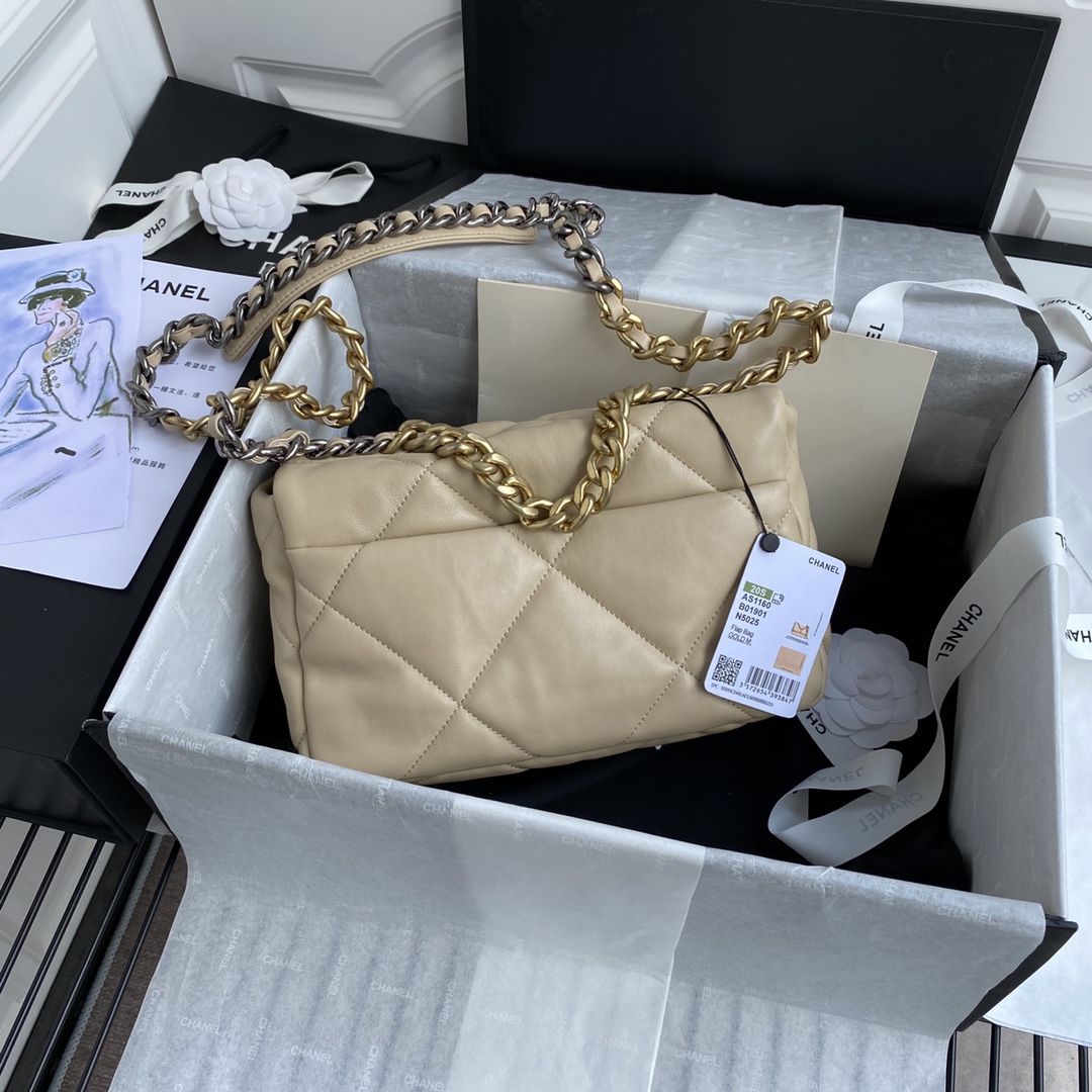 Chanel 小香秋冬19Bag 结合一切 的枕头包这款包是Karl Lagerfeld和新任总监Virginie Viard一起设计的