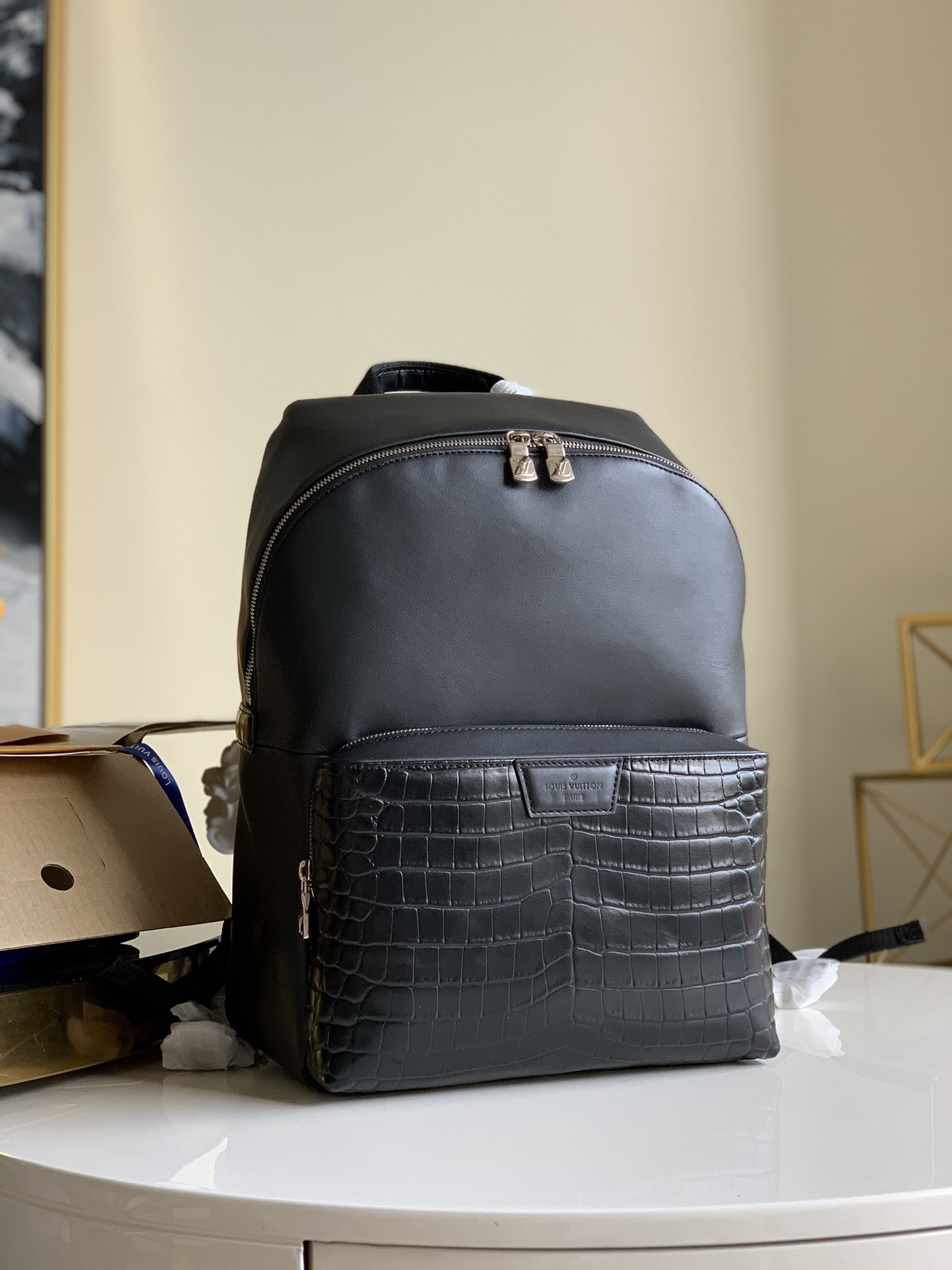 NO:396015,[Exclusive real photo N94721] APOLLO backpack calf leather with crocodile pattern model inspired by the 2019 spring and summer fashion show, the bright and vibrant Apollo backpack is cleverly designed and blends fashion sense and practicality easily. Size 37.0x40.0x20.0cm M. Warm reminder The bag is too large and cannot be matched with the packaging. The full leather cannot be folded. So this model is not packaged, LV [original leather], louis vuitton, cowhide19860909【独家实拍N94721】APOLLO双肩包 小牛皮配鳄鱼纹型号 灵感源自2019春夏时装秀,色泽艳丽、充满活力的Apollo双肩包,设计巧妙,游刃有余地融合时尚感与实用性.尺寸37.0x40.0x20.0cm M. 温馨提示 包包过大配不了包装哦 全皮不能折 所以此款没有配包装,LV【原厂皮】,louis vuitton,cowhide,Bag