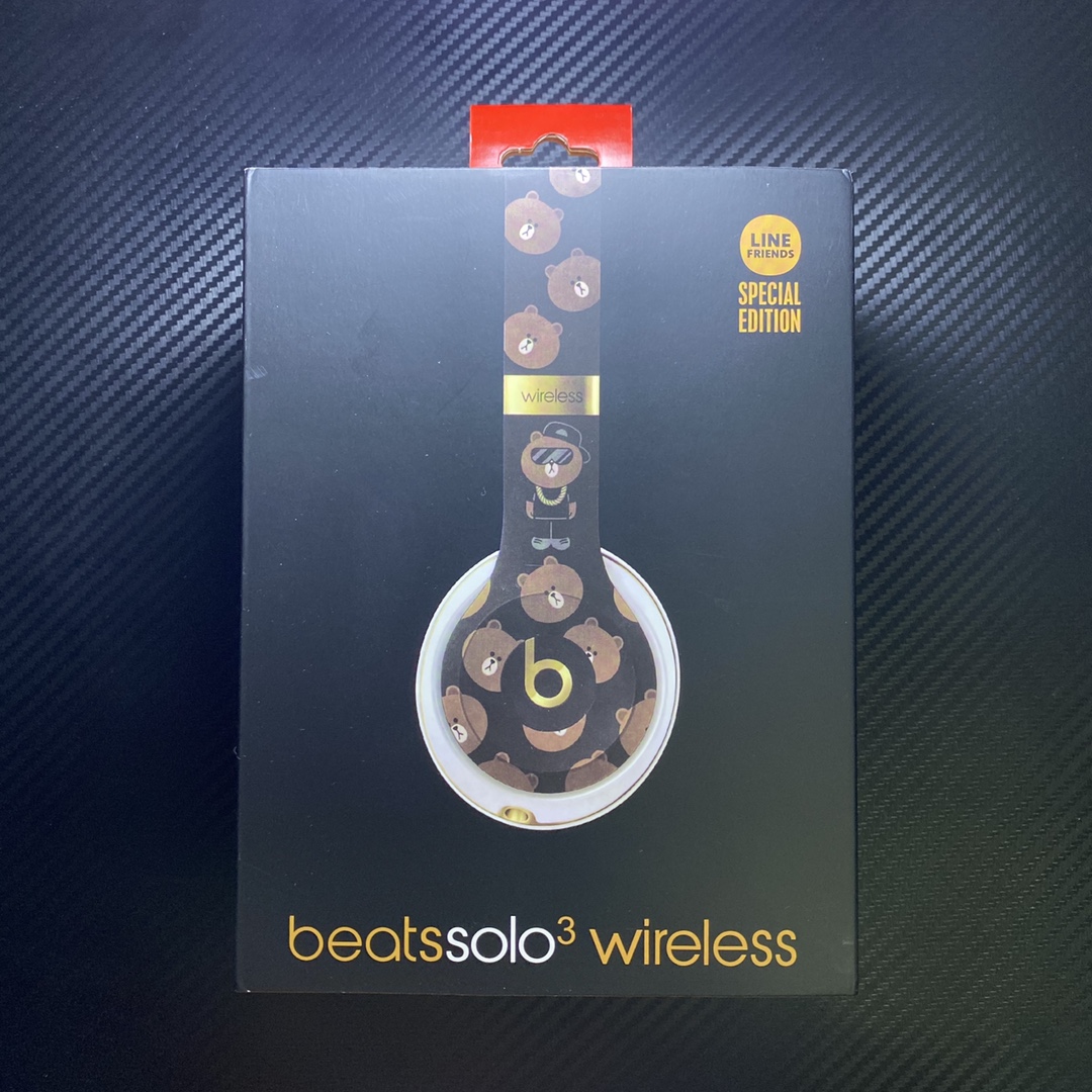本地批💰70
Beats Solo3 布朗熊 90年限量款
独特的喷绘设计 使图案更清晰 完美适配苹果手机 安卓手机通用!音质也是浓浓的beats渲染 官网售价2000➕ 让喜欢戴耳机的消费者望而却步,先行版虽然没有正式版配置丰富,但是性价比超高,然而这个系列的耳机🎧音质都是一流的!售出0⃣售后!大家可以毫无压力的自留,送人
都不丢面!