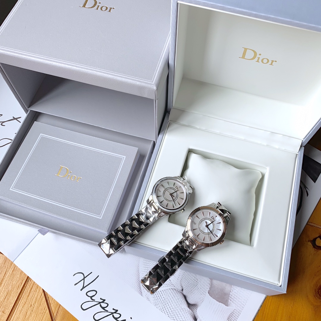 迪奥DIOR VIII系列 女表，真钻正品女表。表盘数字vlll彩蛋数字8点，原厂正品礼盒包装，蝴蝶扣表带，表盘内外真钻镶嵌，简直是女神的福利！表径33mm 全套包装