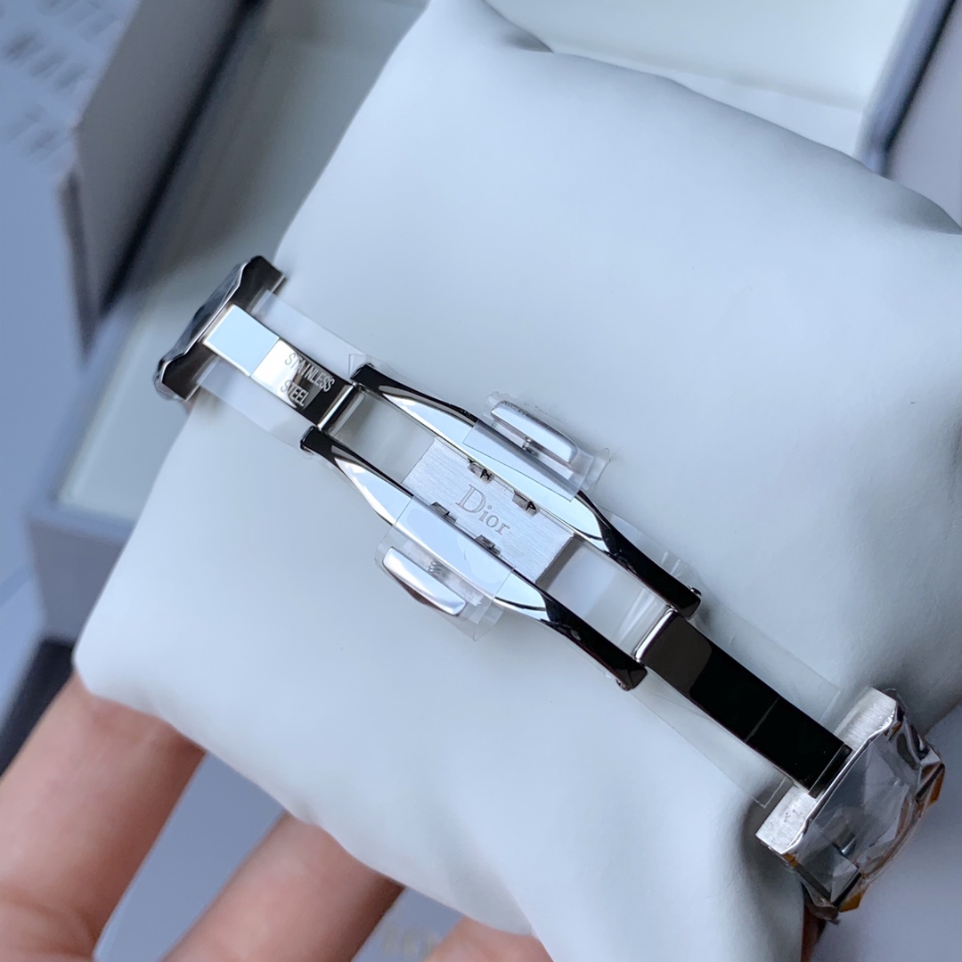 迪奥DIOR VIII系列 女表，真钻正品女表。表盘数字vlll彩蛋数字8点，原厂正品礼盒包装，蝴蝶扣表带，表盘内外真钻镶嵌，简直是女神的福利！表径33mm 全套包装