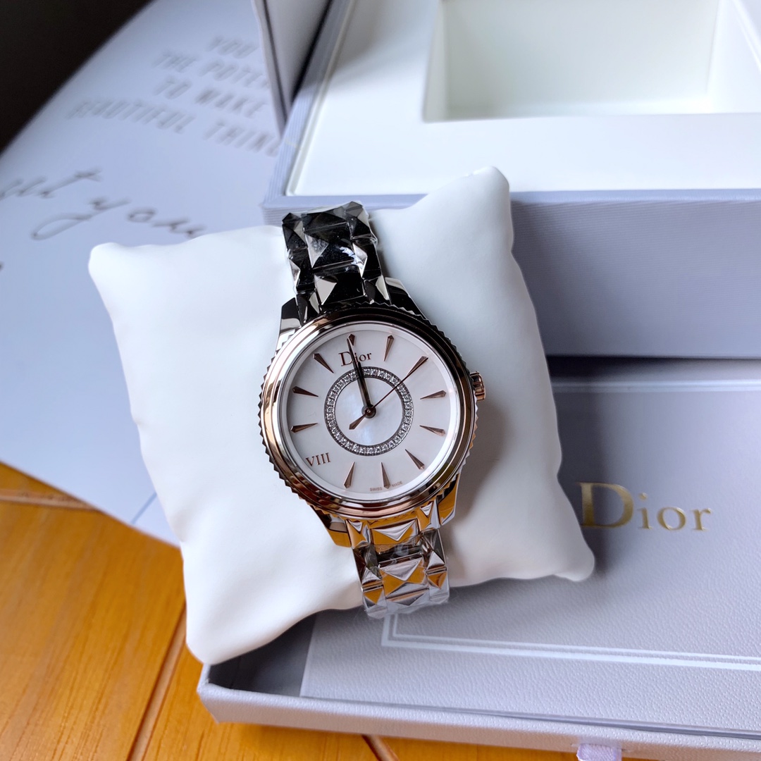 迪奥DIOR VIII系列 女表，真钻正品女表。表盘数字vlll彩蛋数字8点，原厂正品礼盒包装，蝴蝶扣表带，表盘内外真钻镶嵌，简直是女神的福利！表径33mm 全套包装