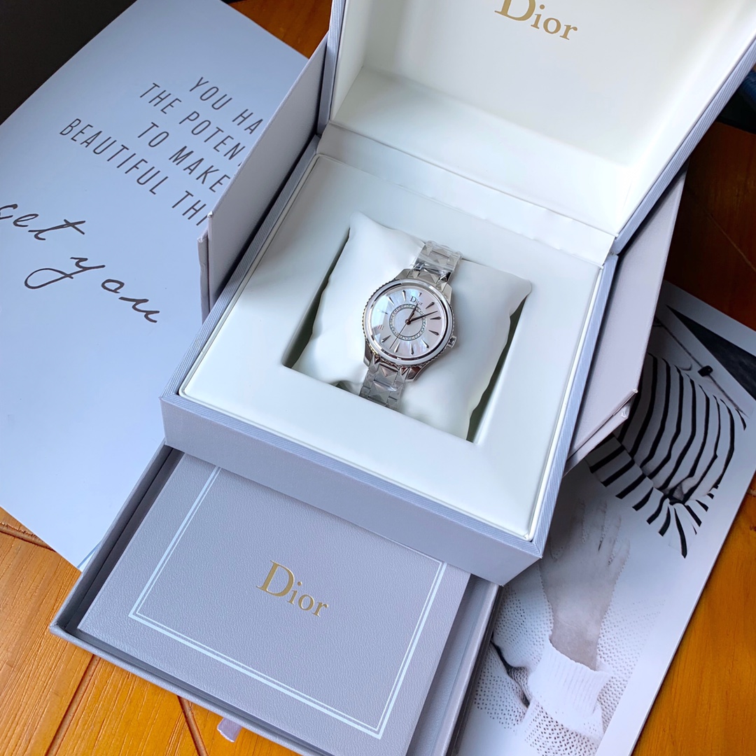 迪奥DIOR VIII系列 女表，真钻正品女表。表盘数字vlll彩蛋数字8点，原厂正品礼盒包装，蝴蝶扣表带，表盘内外真钻镶嵌，简直是女神的福利！表径33mm 全套包装