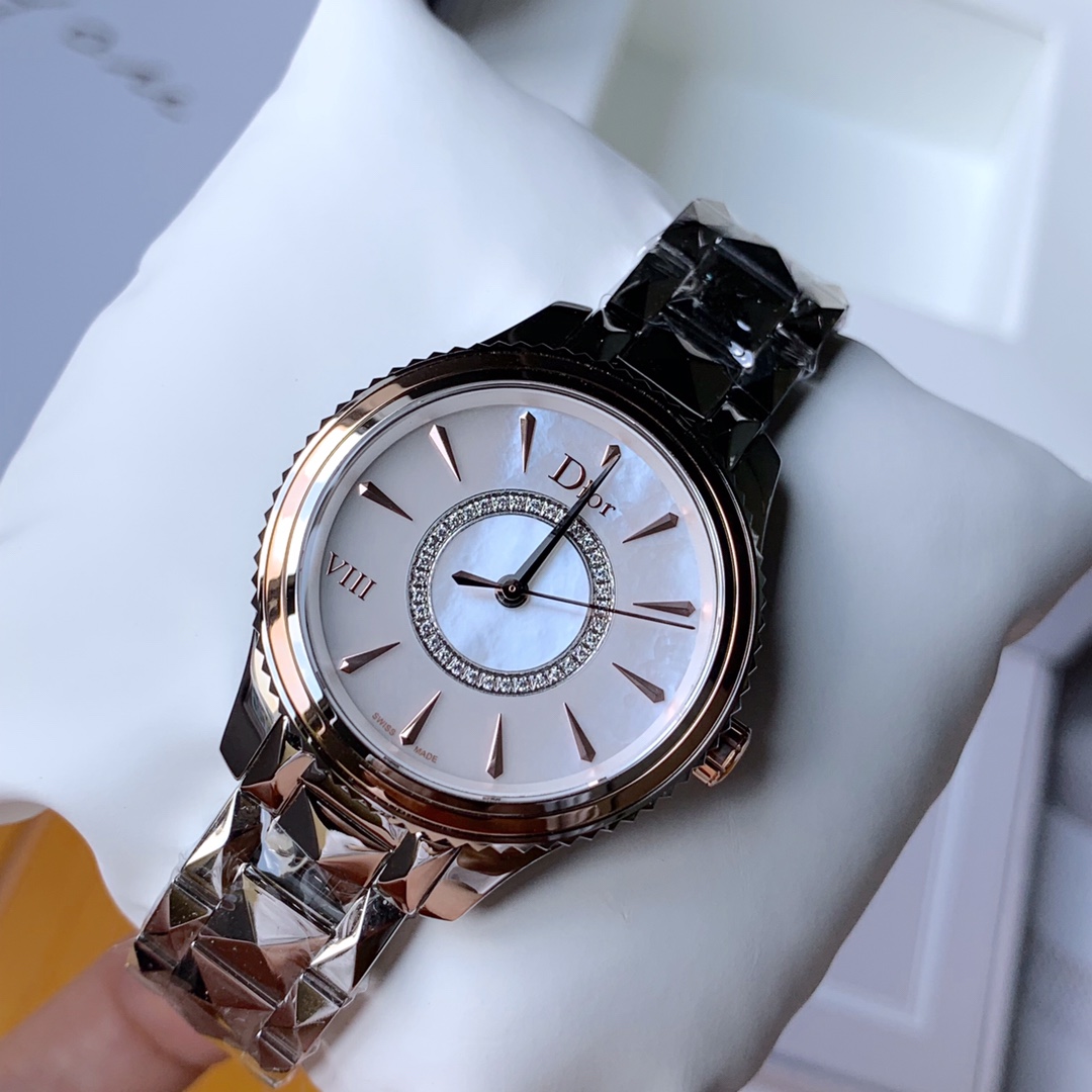 迪奥DIOR VIII系列 女表，真钻正品女表。表盘数字vlll彩蛋数字8点，原厂正品礼盒包装，蝴蝶扣表带，表盘内外真钻镶嵌，简直是女神的福利！表径33mm 全套包装