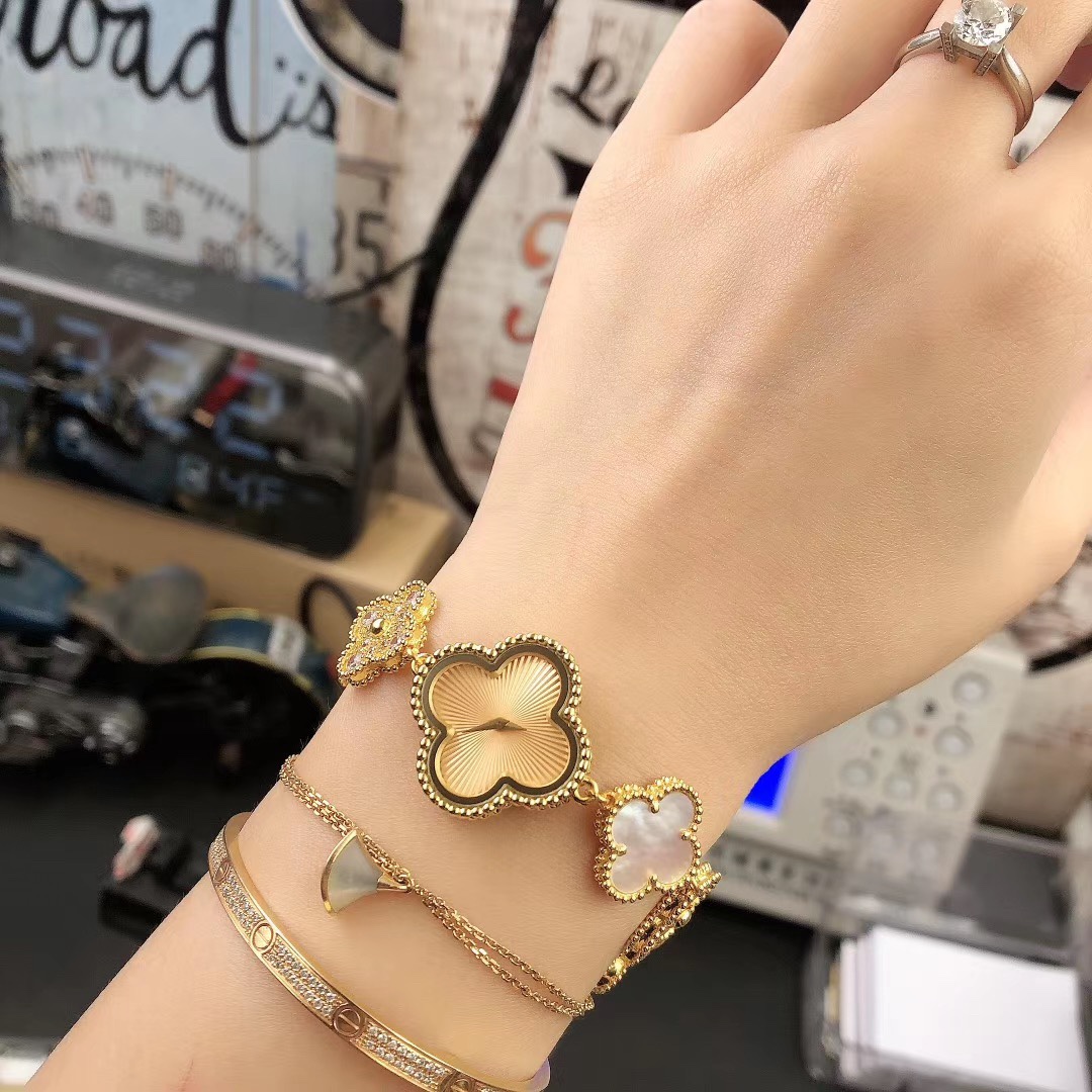 Van Cleef & Arpels 梵克雅宝四叶草配上包包更 哦，情人节送礼最佳选择
