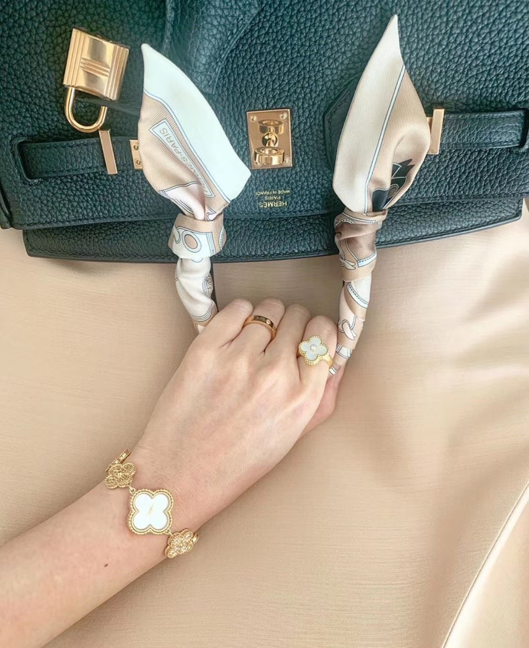 Van Cleef & Arpels 梵克雅宝四叶草配上包包更 哦，情人节送礼最佳选择