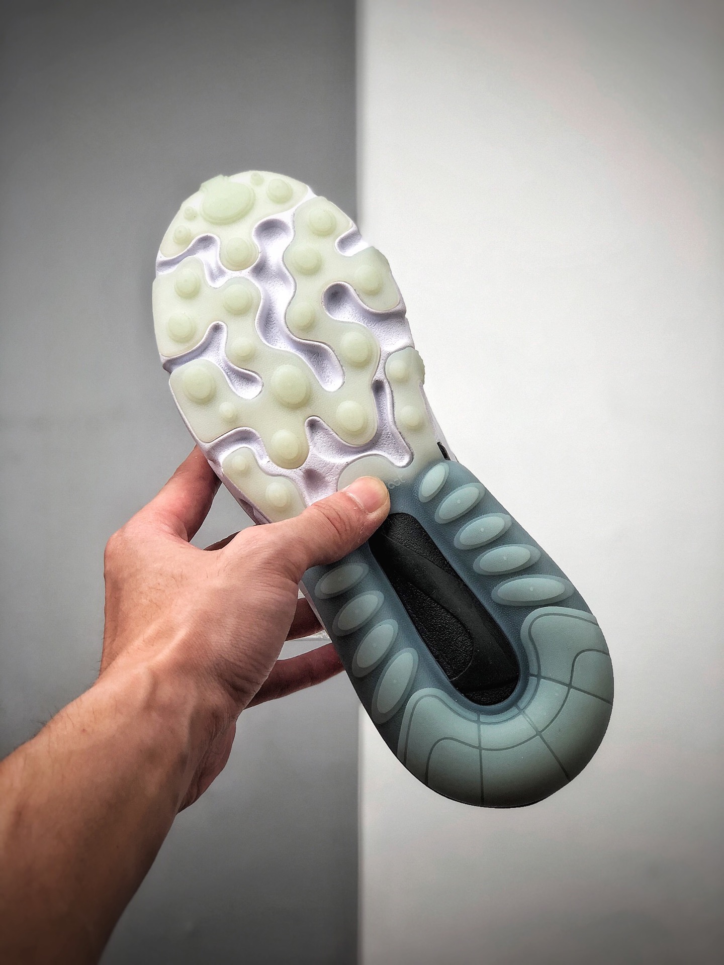 200 耐克 Nike React Air Max 270 React 高桥盾网纱系列 机能半气垫跑步鞋