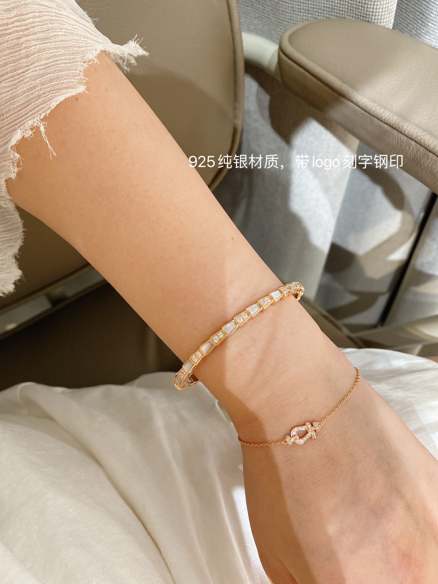 NO:635958,The snake bone bracelet is so luxurious and beautiful. I am in my early 10s, so I can replenish a mother-of-pearl for 2k and buy it custom-made. It doesn’t hurt. I can make it casually. I love it at first glance. Bracelet is a high-end jewelry from Cartier.19860909蛇骨手镯太奢华,太美丽了,z万出头,补个贝母2k买个定制不心疼,随便造,一眼心动款,,bracelet,卡迪亚高端饰品,Jewelry
