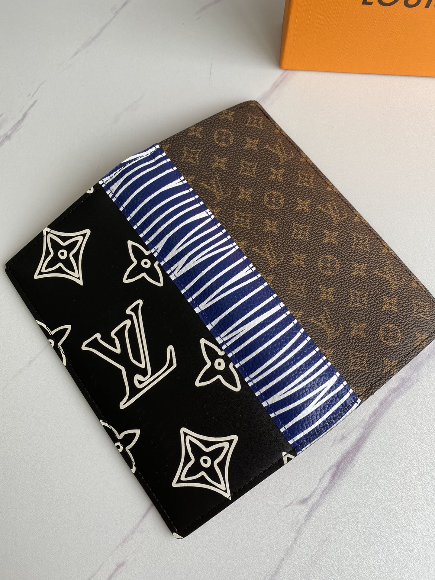 Leather bifold wallet coin pocket