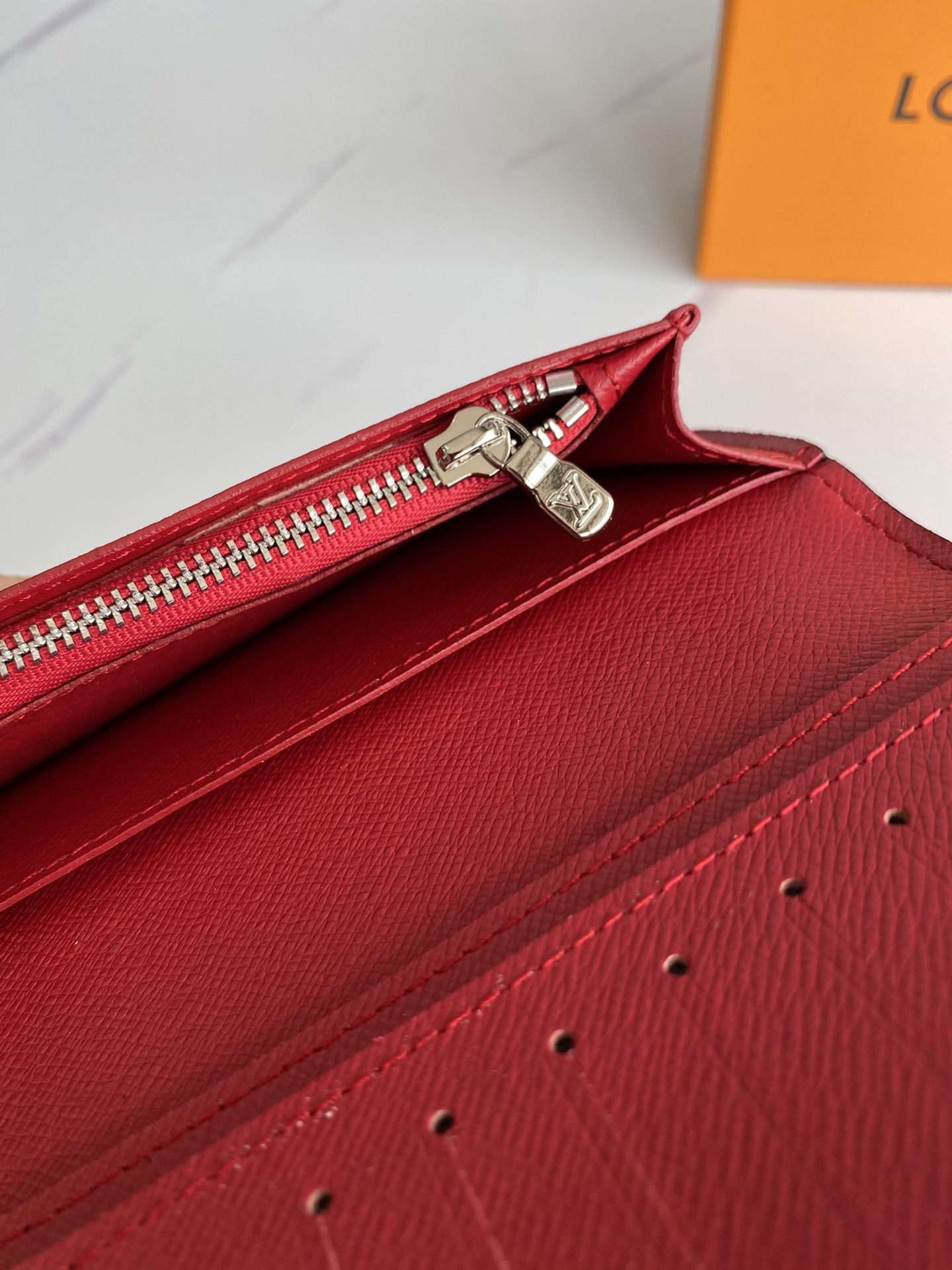 Leather bifold wallet packaging