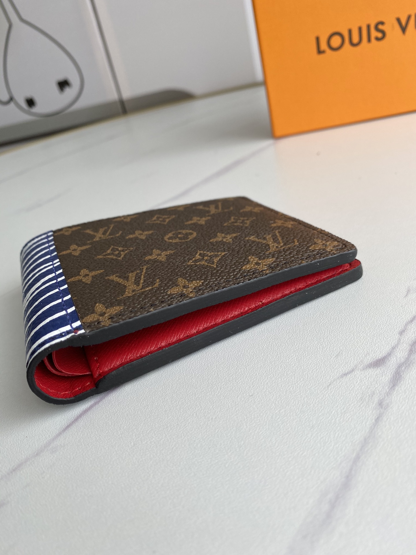 Person holding the leather wallet