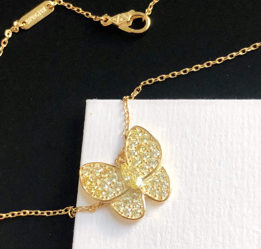 NO:102630,VCA full diamond, gold, butterfly, necklace material, original 925 silver, a whole pear-shaped diamond in the middle, diamonds on the wings three-dimensional, inlay looks very vivid, Vac necklace, necklace, gold19860909VCA 满钻 黄金 蝴蝶 项链材质 原版925银  中间是一整颗的梨形钻 翅膀部分钻石立体 镶嵌看起来蝴蝶很生动,Vac项链,necklace,gold,Jewelry