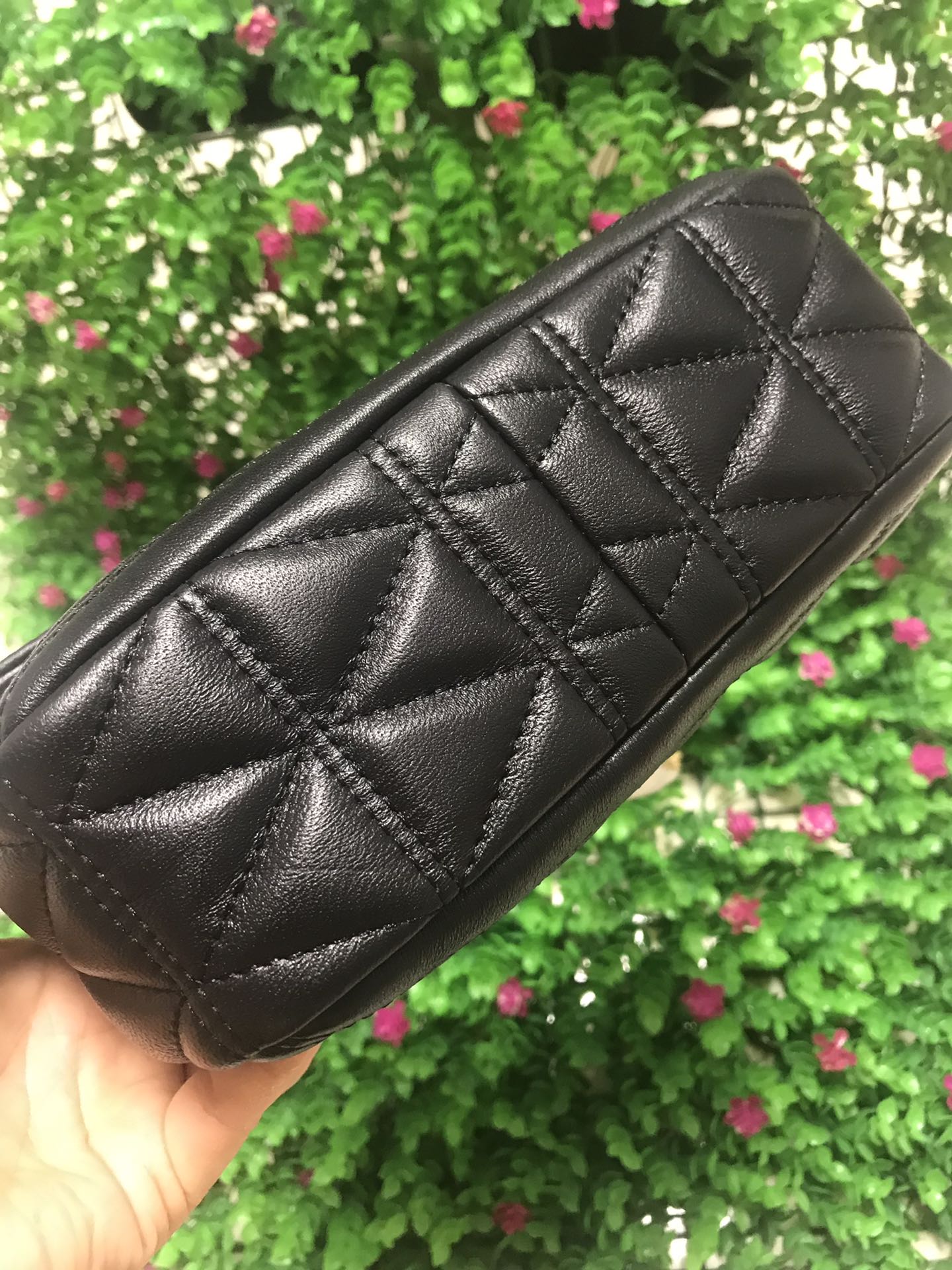 Michael Kors 新款新 MKV格小香风羊皮包 链条，、黑色、樱桃红，粉色，灰色，中间有隔层。多个内插卡袋和拉链袋 走线非常美观