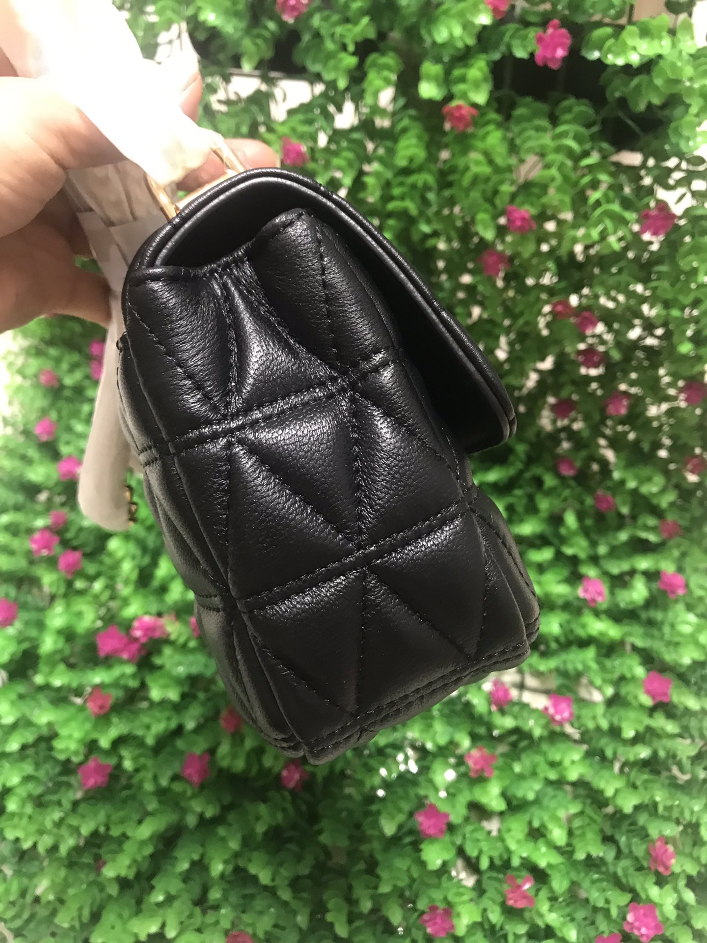 Michael Kors 新款新 MKV格小香风羊皮包 链条，、黑色、樱桃红，粉色，灰色，中间有隔层。多个内插卡袋和拉链袋 走线非常美观