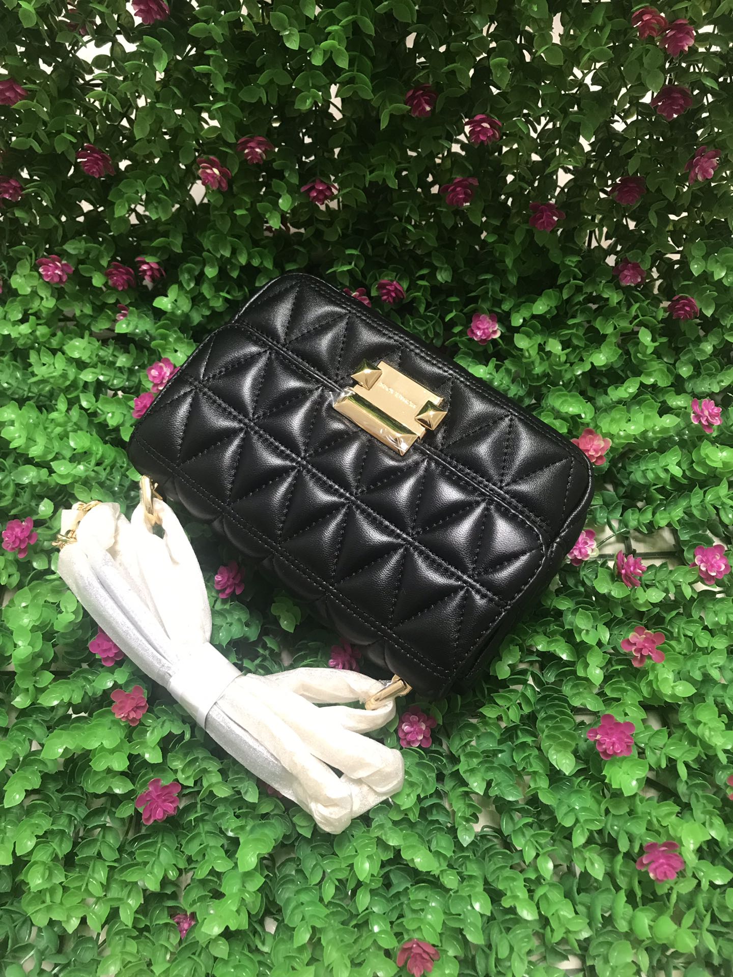 Michael Kors 新款新 MKV格小香风羊皮包 链条，、黑色、樱桃红，粉色，灰色，中间有隔层。多个内插卡袋和拉链袋 走线非常美观