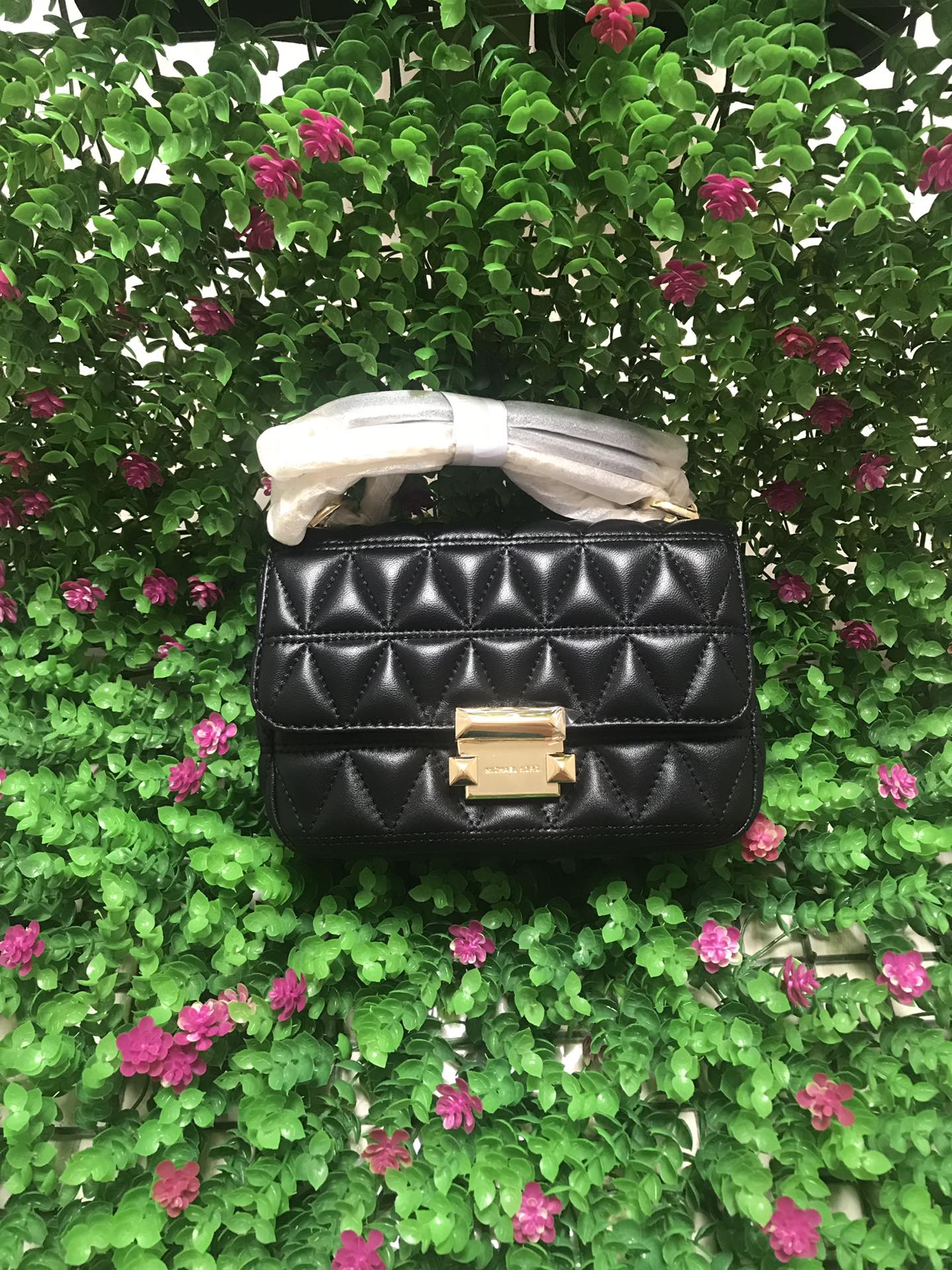 Michael Kors 新款新 MKV格小香风羊皮包 链条，、黑色、樱桃红，粉色，灰色，中间有隔层。多个内插卡袋和拉链袋 走线非常美观