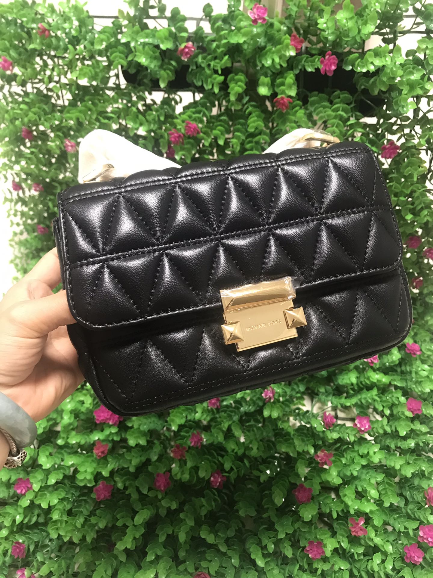 Michael Kors 新款新 MKV格小香风羊皮包 链条，、黑色、樱桃红，粉色，灰色，中间有隔层。多个内插卡袋和拉链袋 走线非常美观