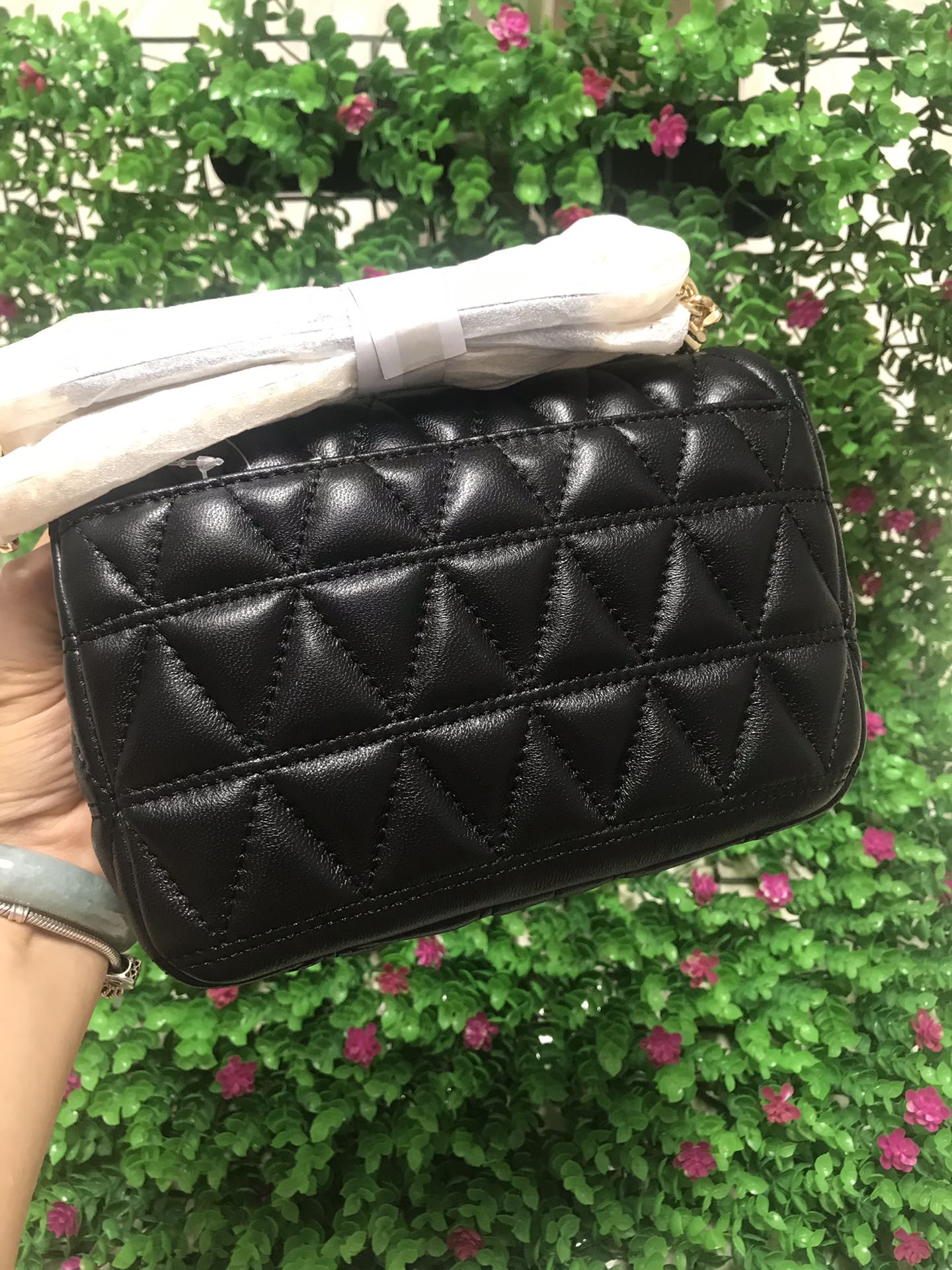 Michael Kors 新款新 MKV格小香风羊皮包 链条，、黑色、樱桃红，粉色，灰色，中间有隔层。多个内插卡袋和拉链袋 走线非常美观