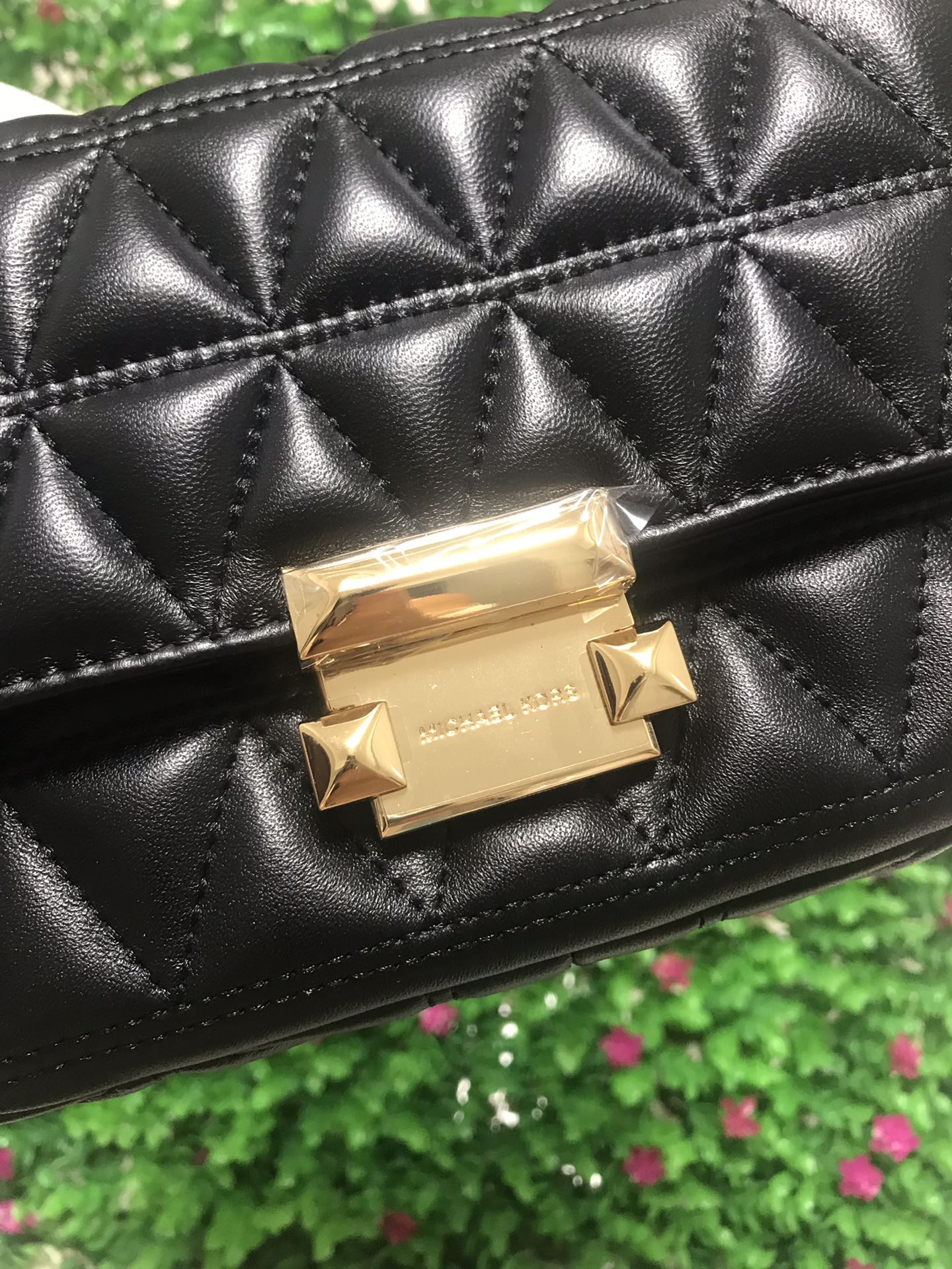 Michael Kors 新款新 MKV格小香风羊皮包 链条，、黑色、樱桃红，粉色，灰色，中间有隔层。多个内插卡袋和拉链袋 走线非常美观