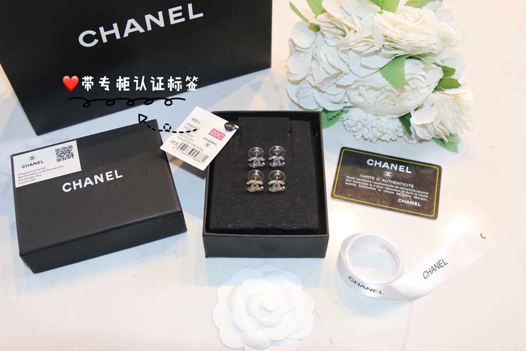 NO:104028,Chanel Xiaoxiang Double C Full Diamond Earrings Earrings Small Simple Style Wear Super Exquisite, Chanel Earrings, Chanel, Chanel, Earrings19860909Chanel小香双c 满钻耳钉耳环 小小一只简单款 带上超级精致哦,香奈儿耳钉,chanel,chanel,earrings,Jewelry
