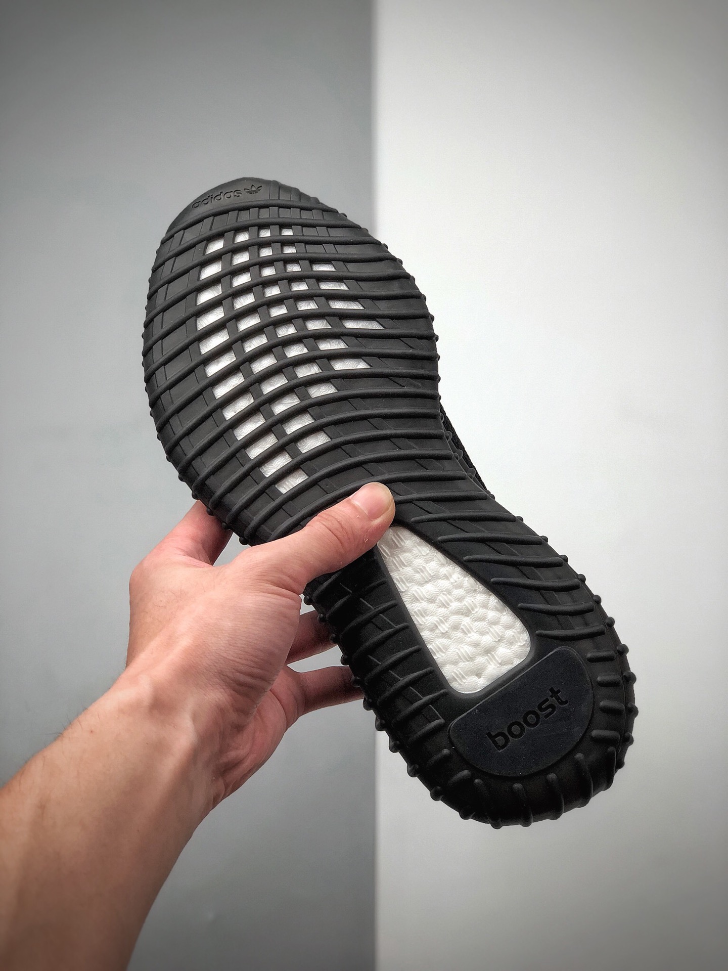 330 Adidas YEEZY 350 V2 黑红字 CP9652
