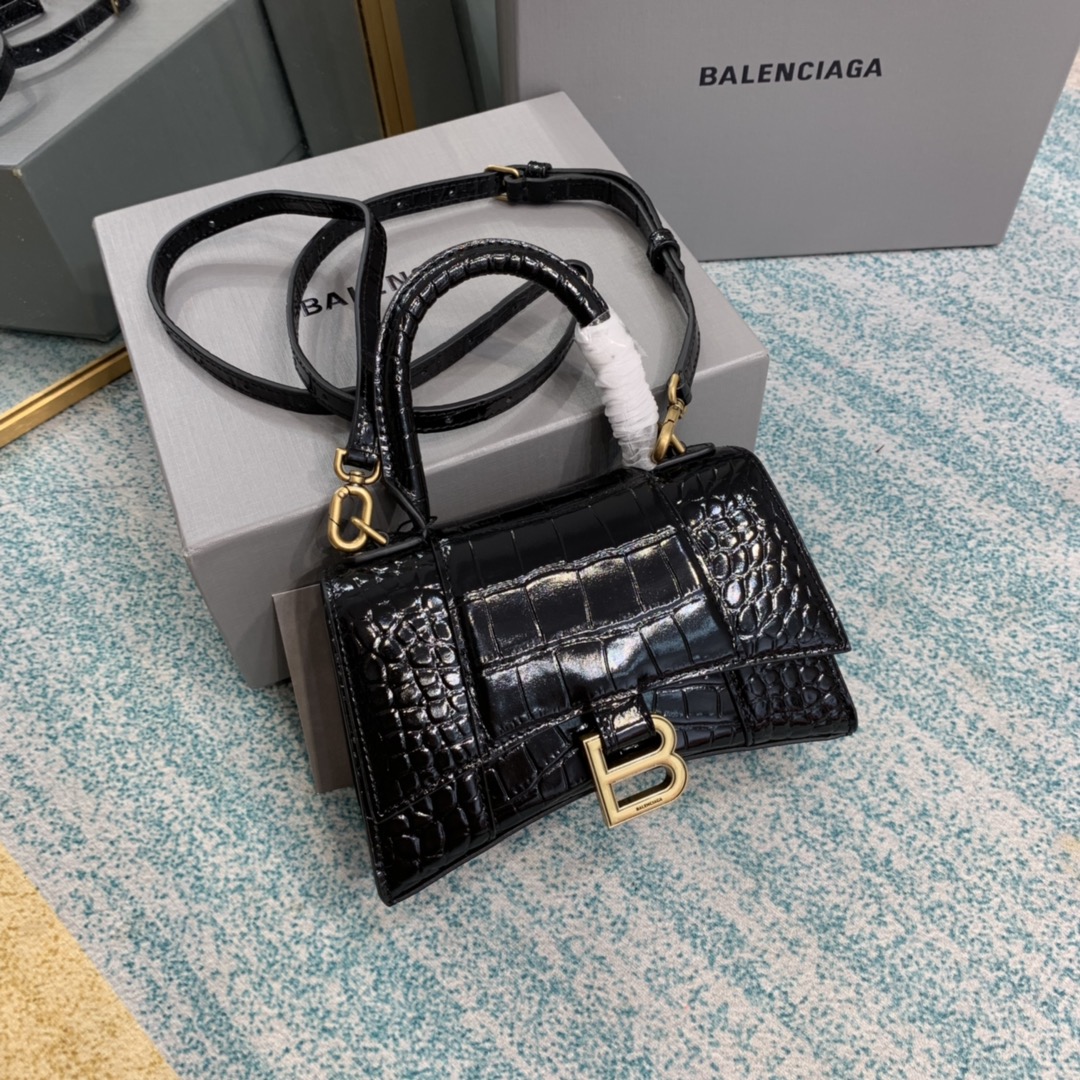 NO:198864,Authentic XS Gold Buckle Crocodile Black You asked about the hourglass bag that you have asked N times!  Balenciagα's heavy-duty Hourglass hourglass bag this season, the unique and iconic arc shape is very recognizable, making people shine at first sight, and it's super cool!  The surface is smooth and flat, the appearance is a half-moon shape, and a metal B-shaped pull ring is poured on it. The texture of cowhide is also very touching and very toned!  Babies, don’t stop buying!  !  Model number 8896 small 19x8x21cm with original box, Balenciaga, balenciaga, cowhide19860909正品级 款XS 金扣鳄鱼黑 你们问了N遍的沙漏包来la！Balenciagα本季重磅Hourglass沙漏包,独特的标志性弧线形状造型极具辨识度,一眼就让人眼前一亮呀超炫酷！表面光滑平整,外观呈现一轮半月状,上坠一个金属B形拉环,牛皮质感也非常感人非常有腔调！宝宝们使劲买不要停！！款号8896小号19x8x21cm 配原版盒子,巴黎世家,balenciaga,balenciaga,cowhide,Bag