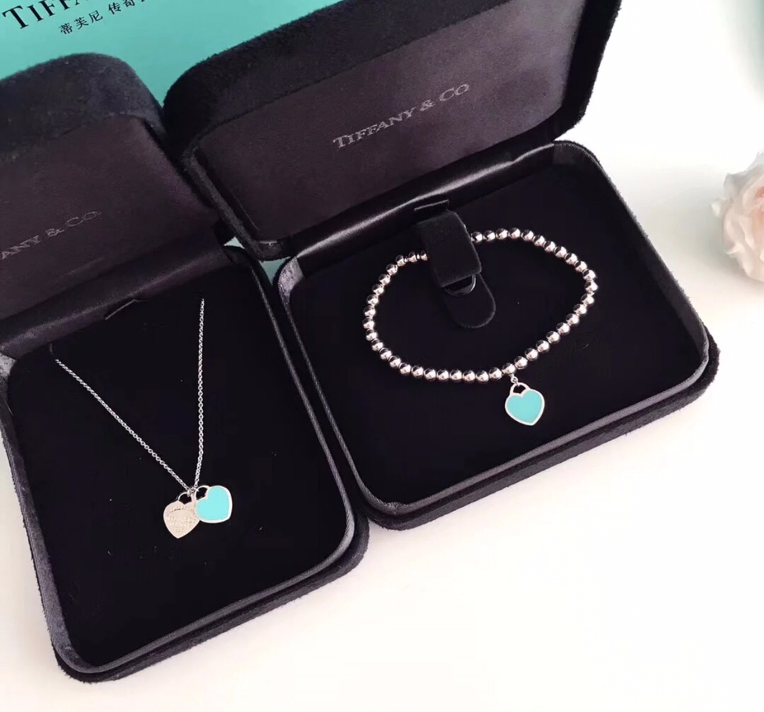 NO:102374,Tiffany & Co./Tiffany Blue Double Heart Enamel Necklace/Bracelet Tiffany is based on the theme of love and beauty, romantic and dreams, Tiffany Bracelet Tiffany Necklace, tiffany, necklace, bracelet19860909Tiffany & Co./蒂家蓝色双心珐琅项链/手链 Tiffany以爱与美、罗曼蒂克与梦想为题,蒂芙尼手链蒂芙尼项链,tiffany,necklace,bracelet,Jewelry