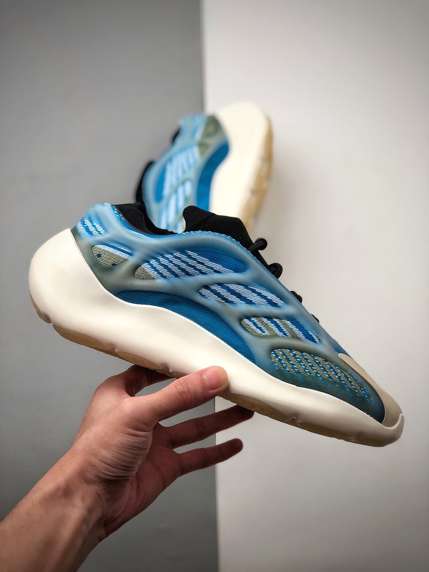 260 椰子700 V3 异形 蓝白色 Yeezy 700 V3 “Azael” G54850