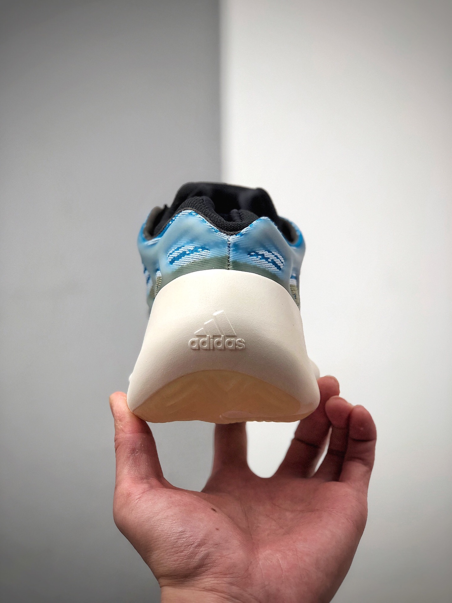 260 椰子700 V3 异形 蓝白色 Yeezy 700 V3 “Azael” G54850