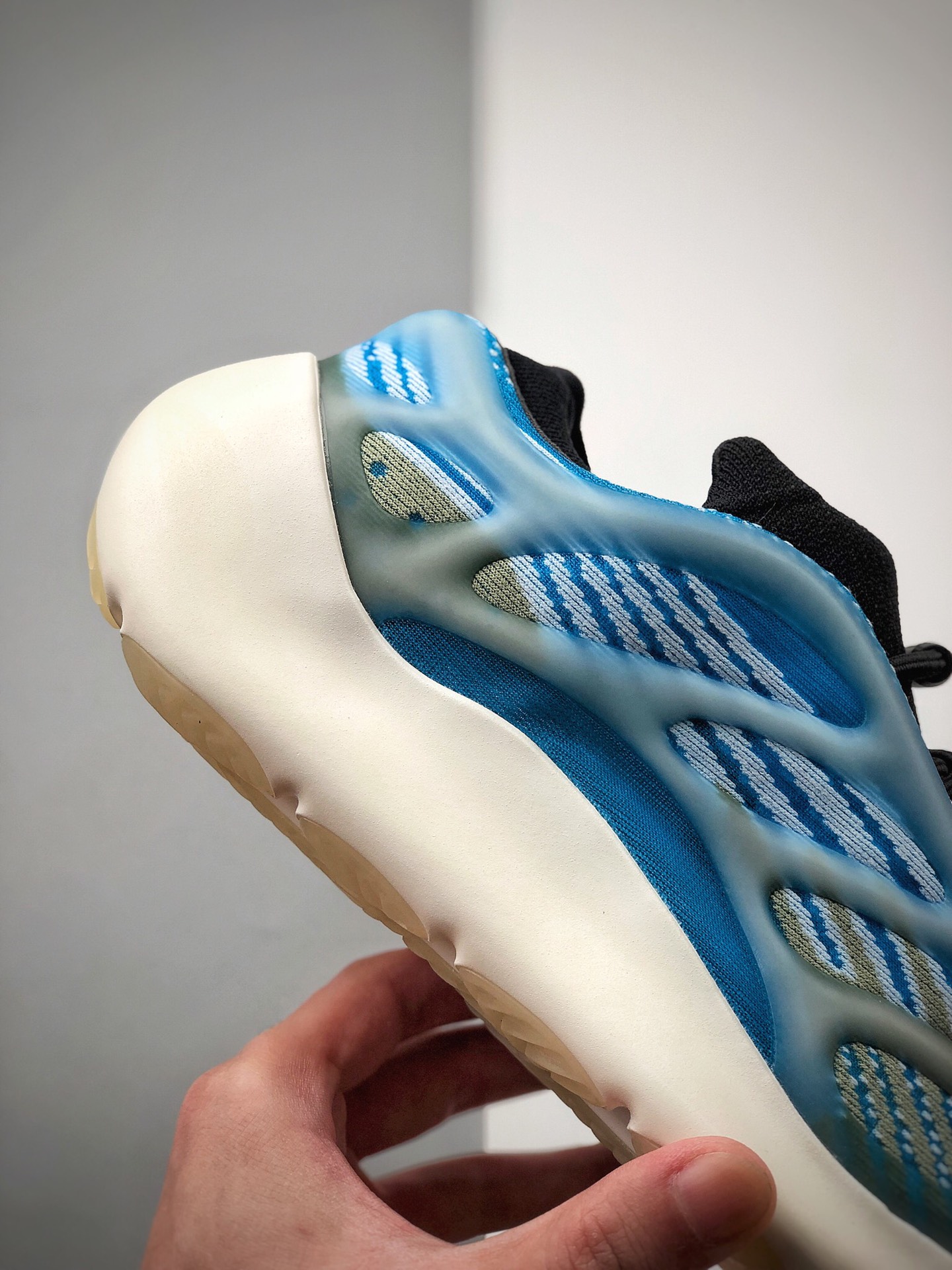 260 椰子700 V3 异形 蓝白色 Yeezy 700 V3 “Azael” G54850