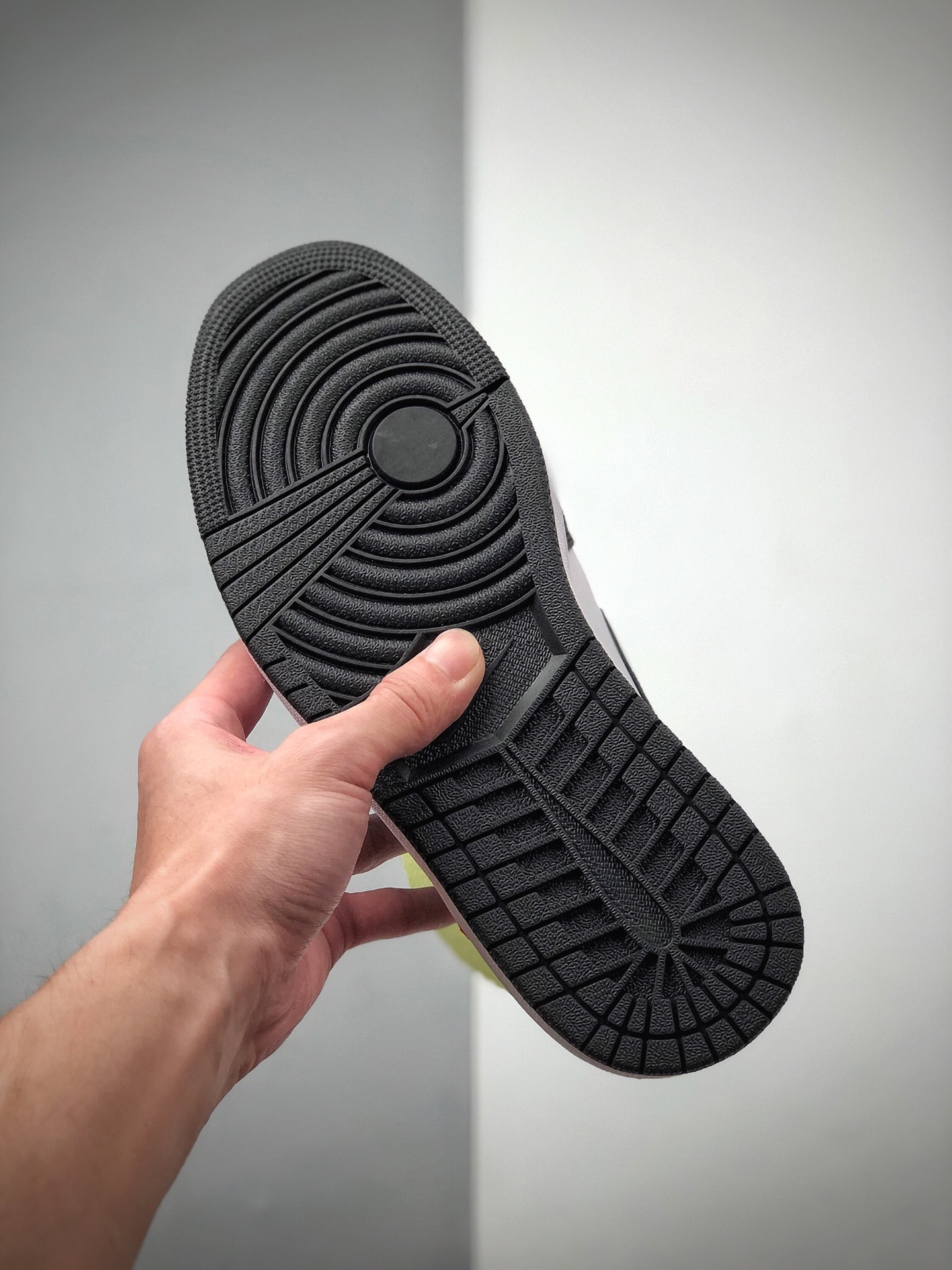 250 Air Jordan 1 Mid SE 黑白红尾 以灰色辅以黑白红的三原色852542-100