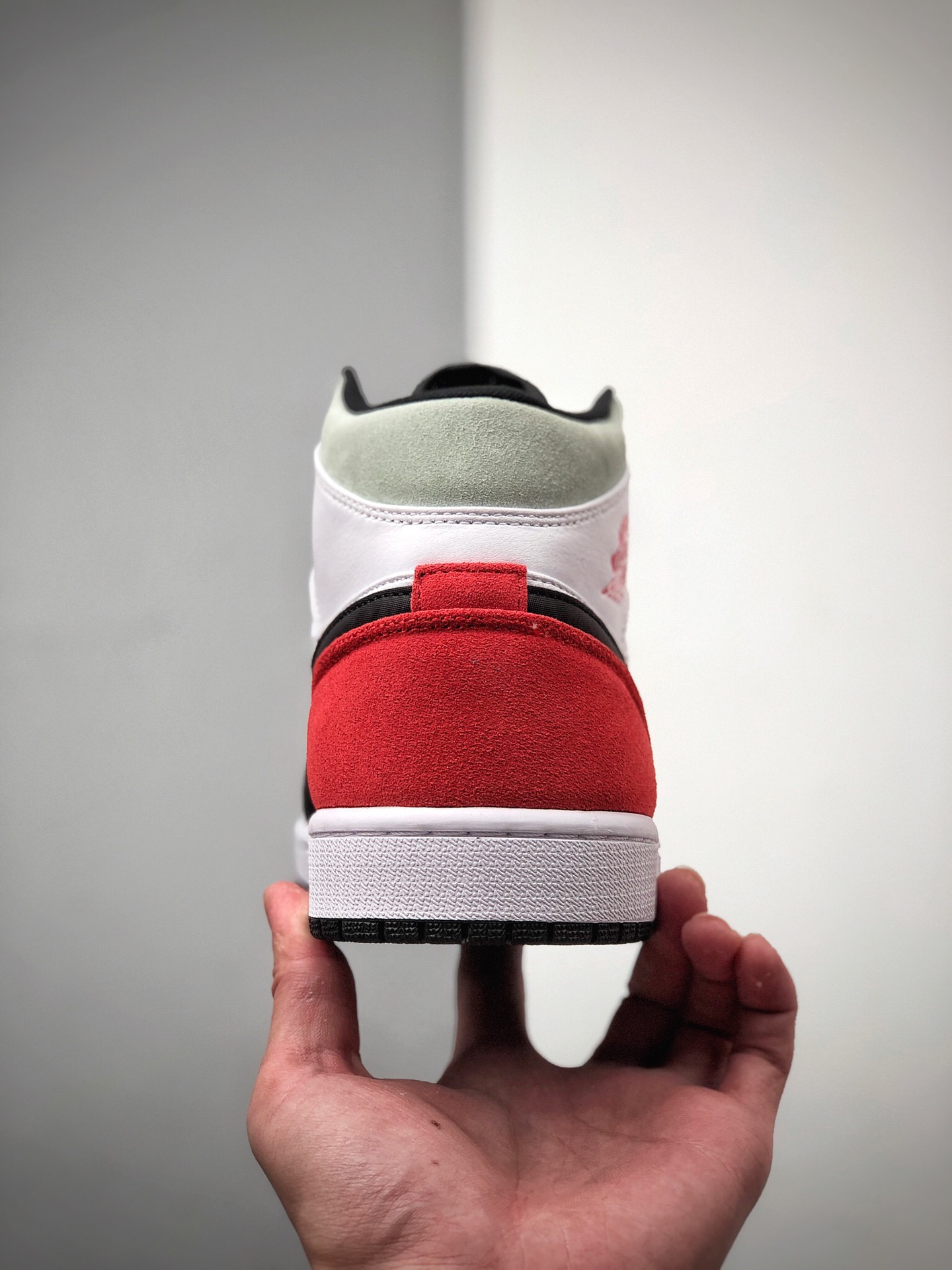 250 Air Jordan 1 Mid SE 黑白红尾 以灰色辅以黑白红的三原色852542-100