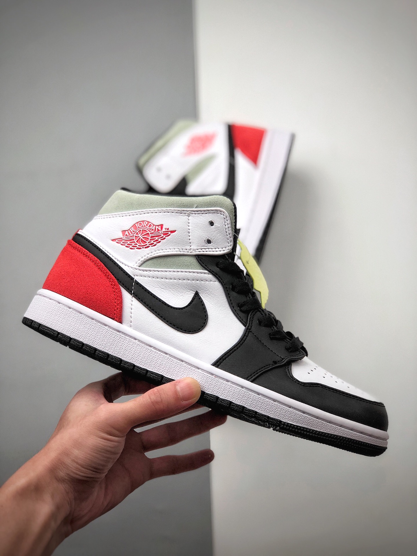 250 Air Jordan 1 Mid SE 黑白红尾 以灰色辅以黑白红的三原色852542-100