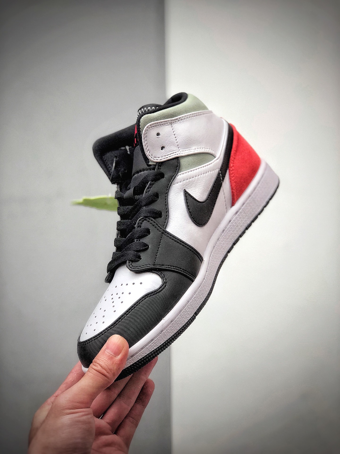 250 Air Jordan 1 Mid SE 黑白红尾 以灰色辅以黑白红的三原色852542-100