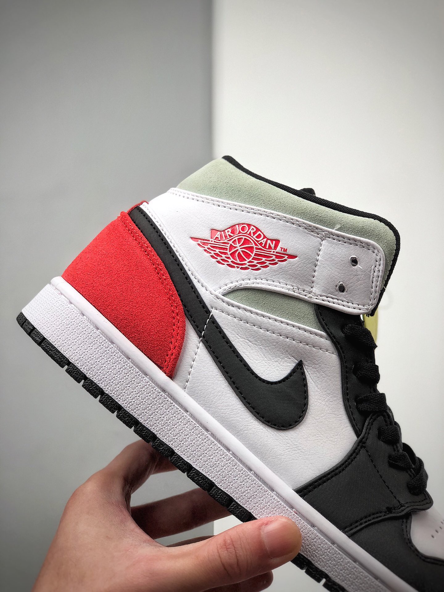 250 Air Jordan 1 Mid SE 黑白红尾 以灰色辅以黑白红的三原色852542-100